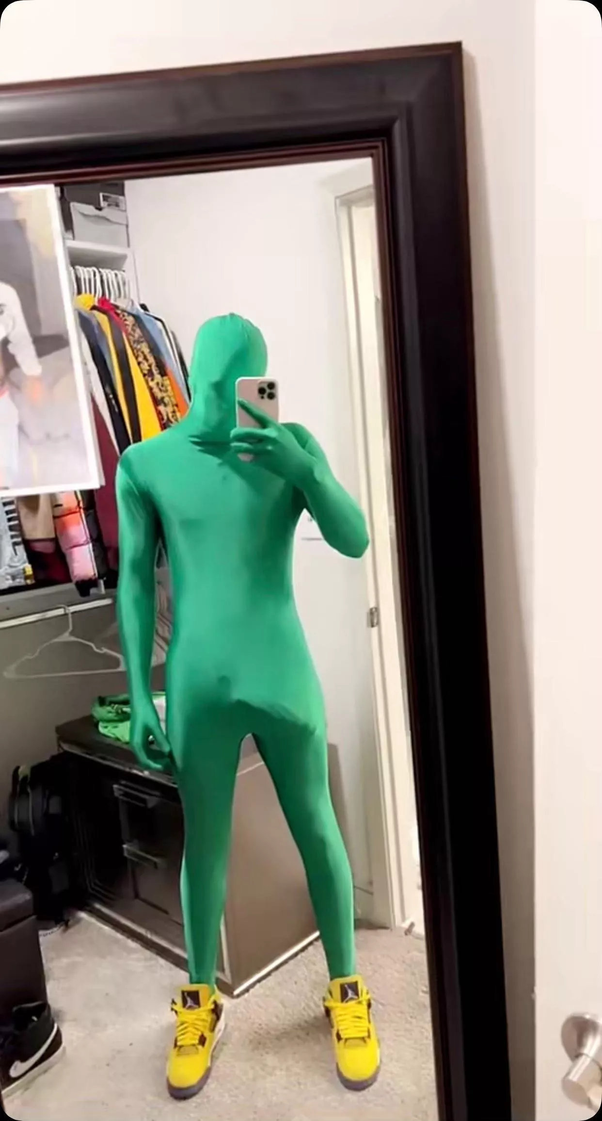 Green screen with a big bulge for Halloween