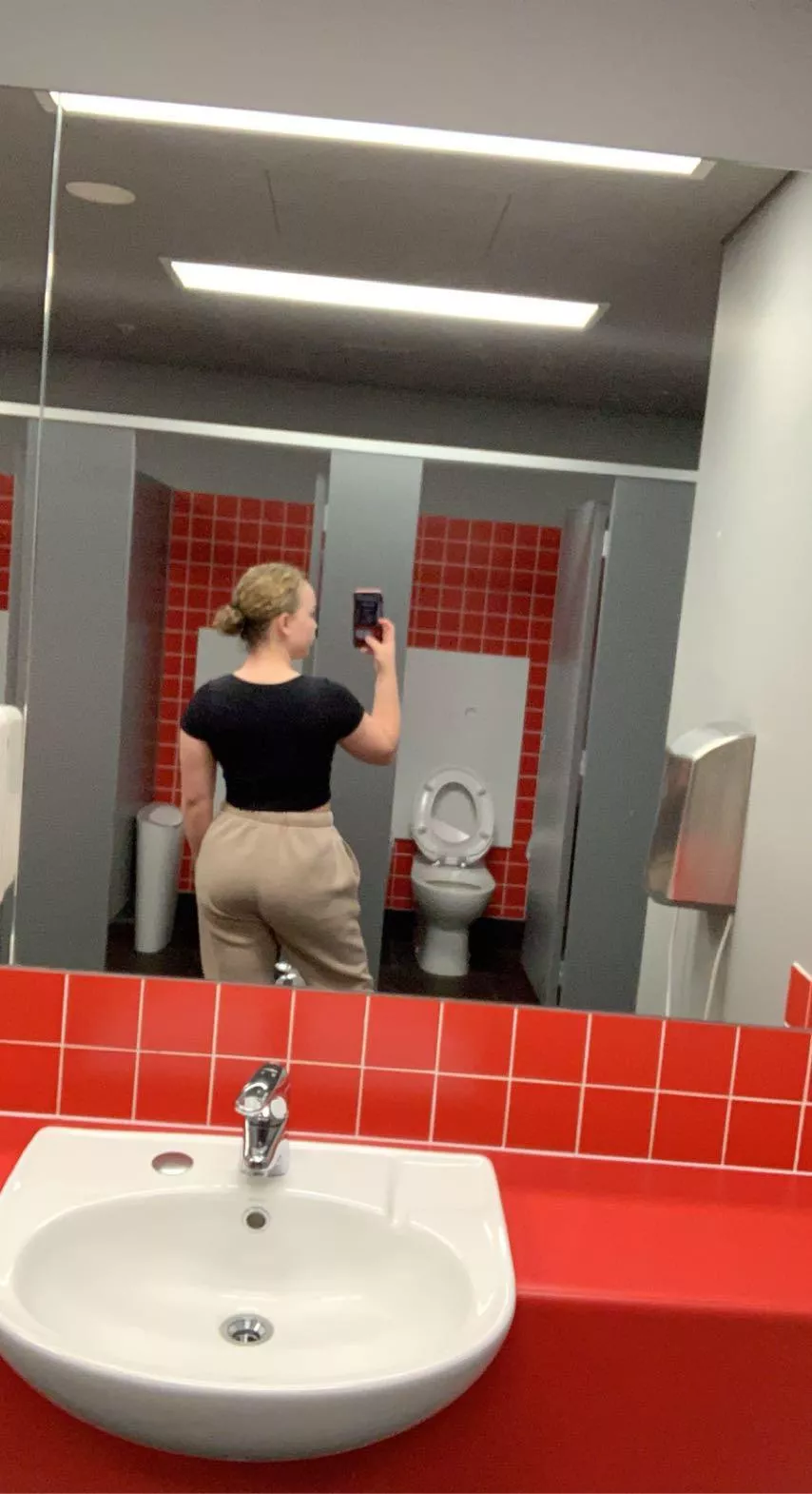 Had to get a shot of my 🍑🍑 in the bathroom