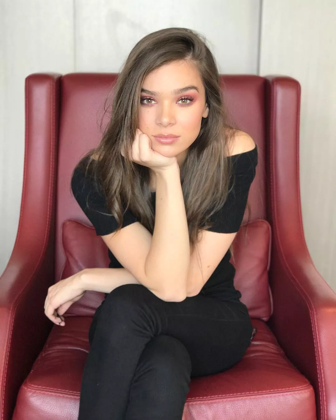 Hailee Steinfeld wants to watch you jerk off. 😏