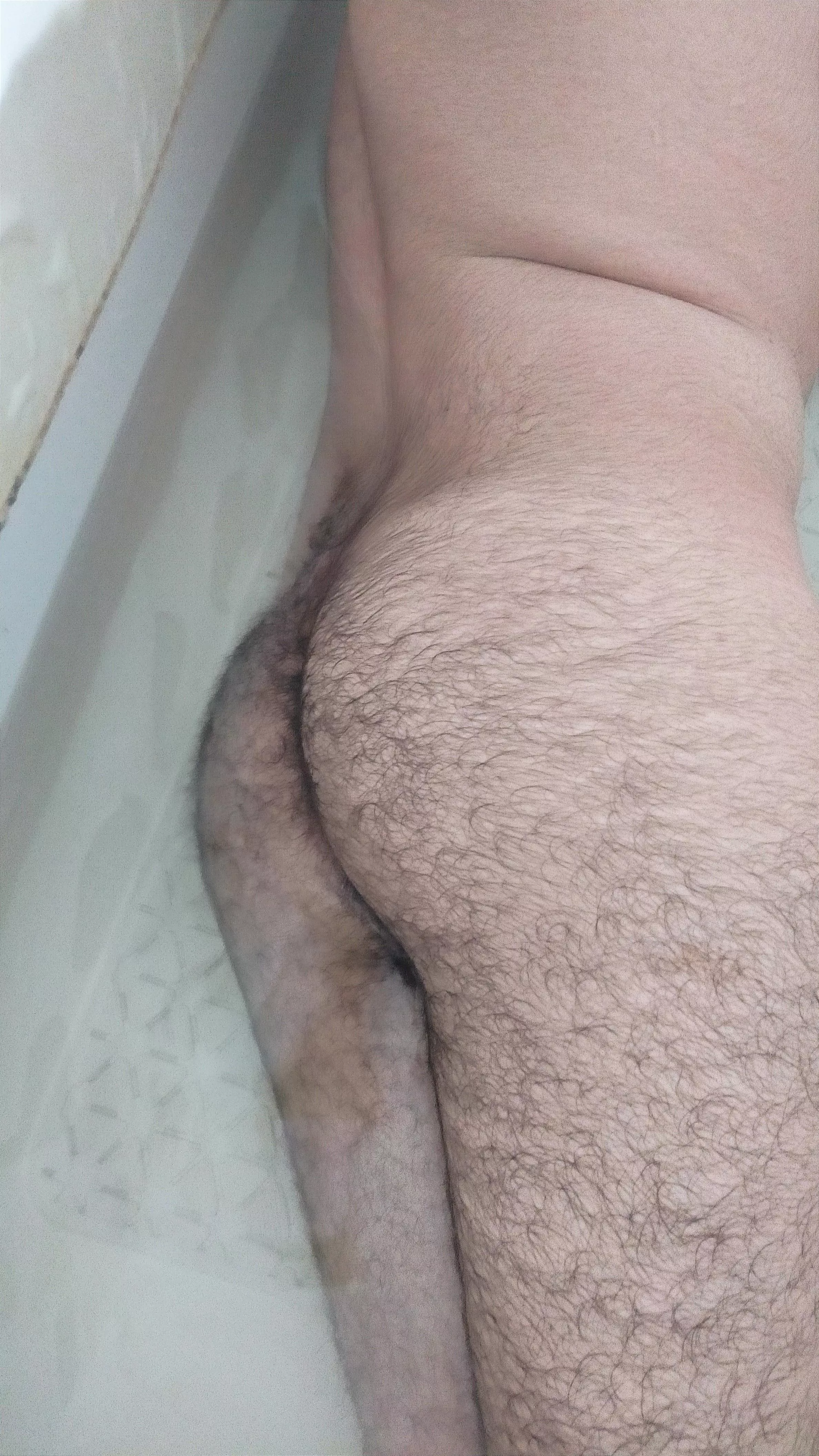 Hairy ass soaked in the bath 😘