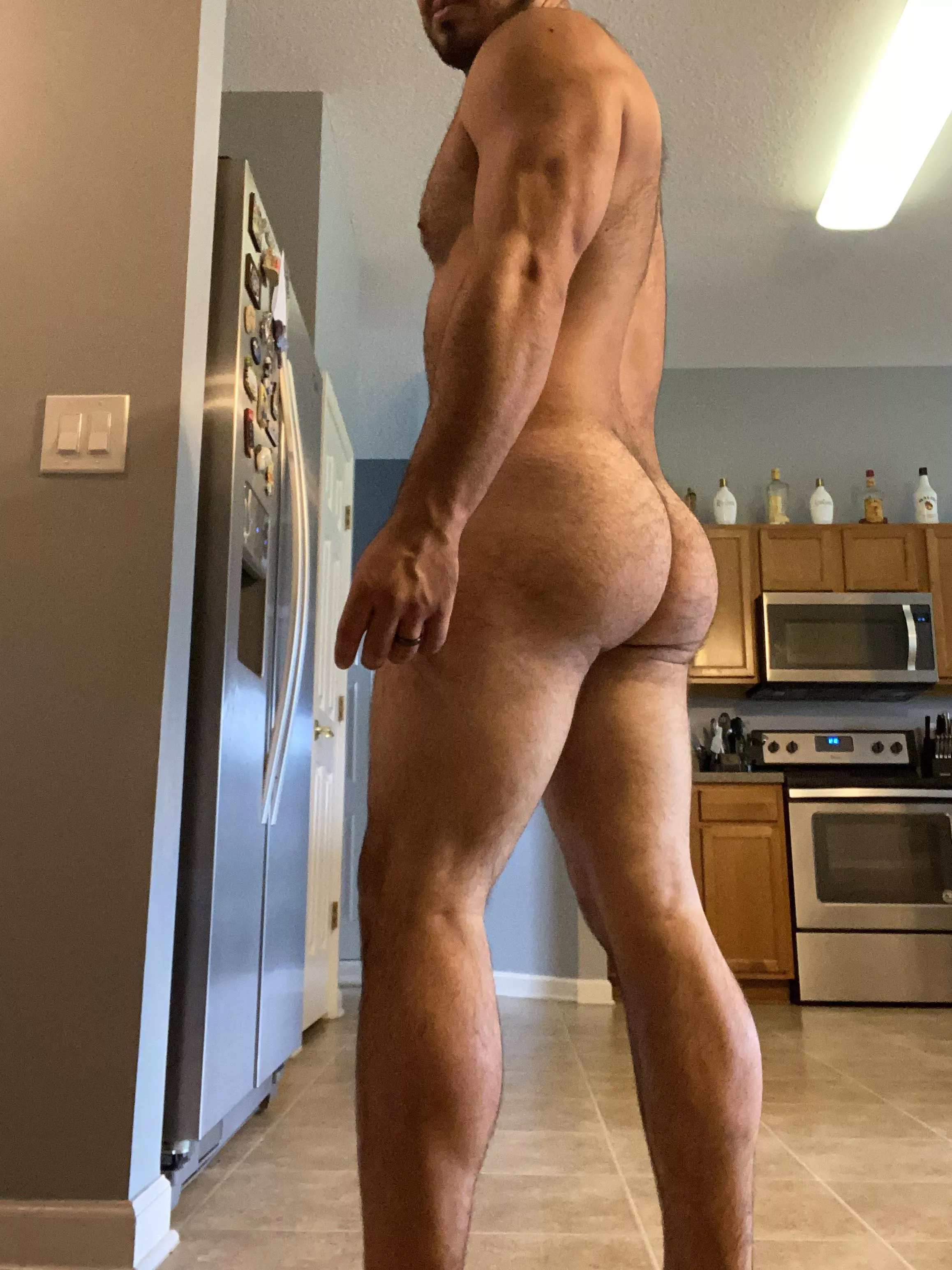 Hairy man looking to have some man. Do you like my hairy ass ?