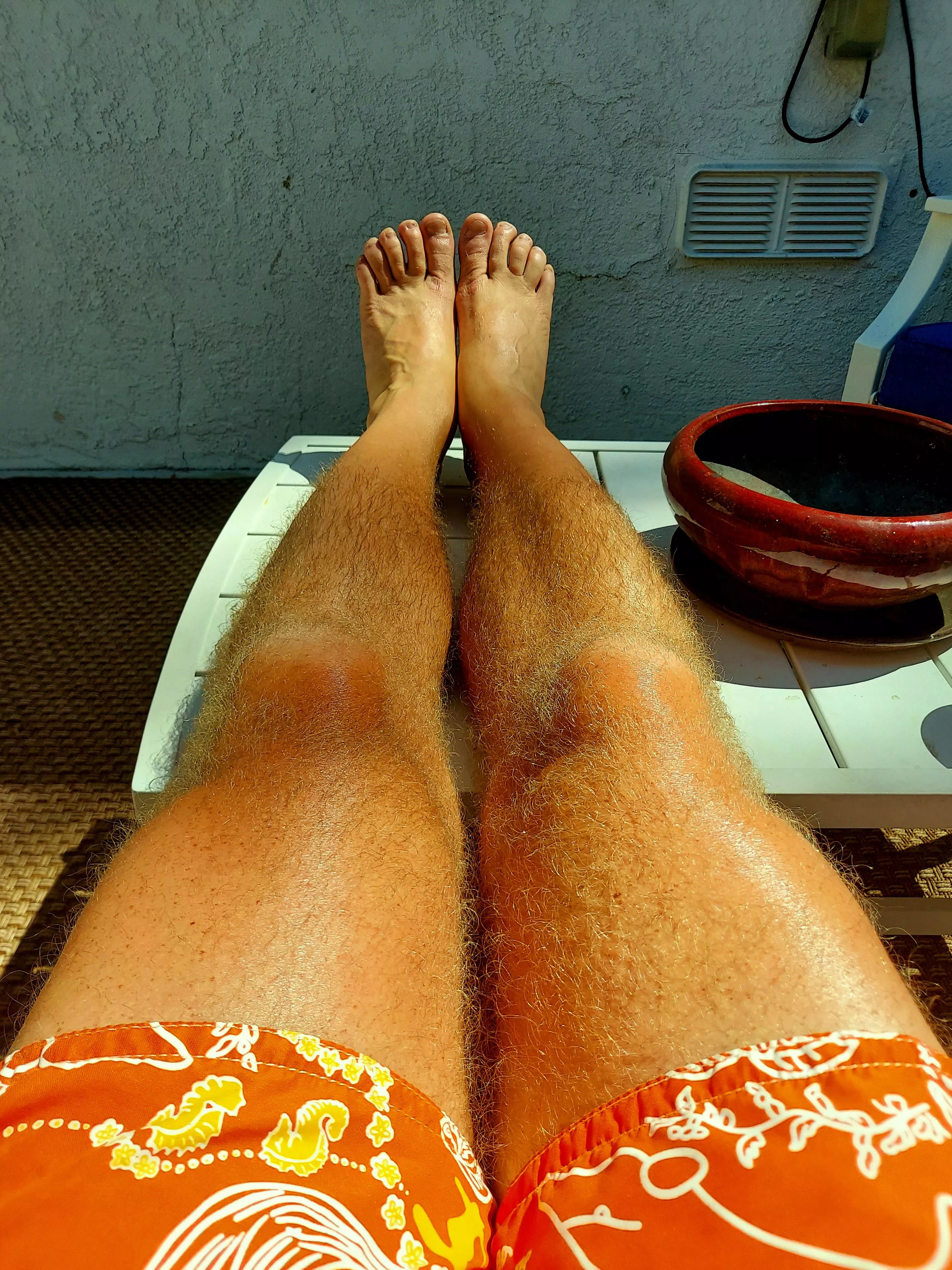 Hairy runner's legs [M].