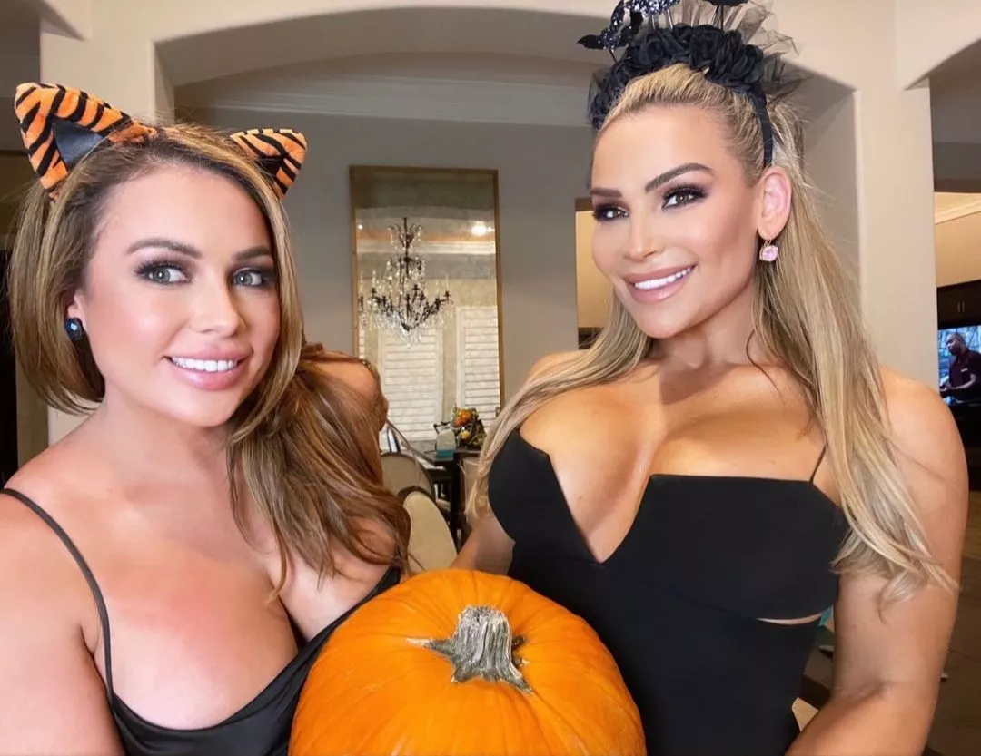 Halloween looks 🔥 for the Hart sisters