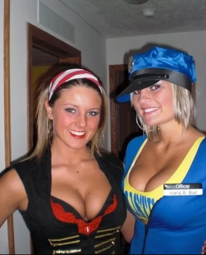 Halloween tittywank gals