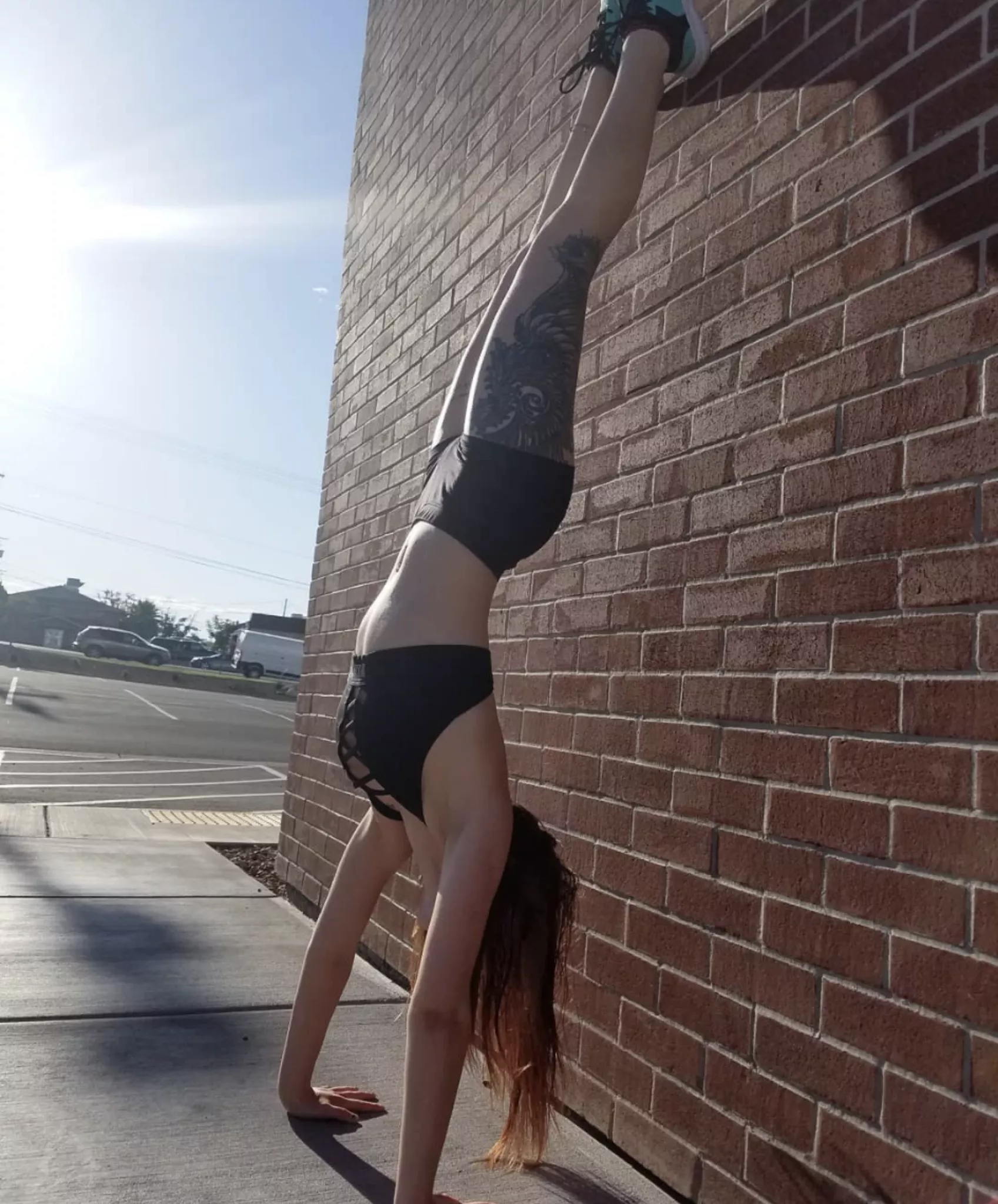 Handstand practice! Building up the strength and confidence to do it without the wall â¤ï¸