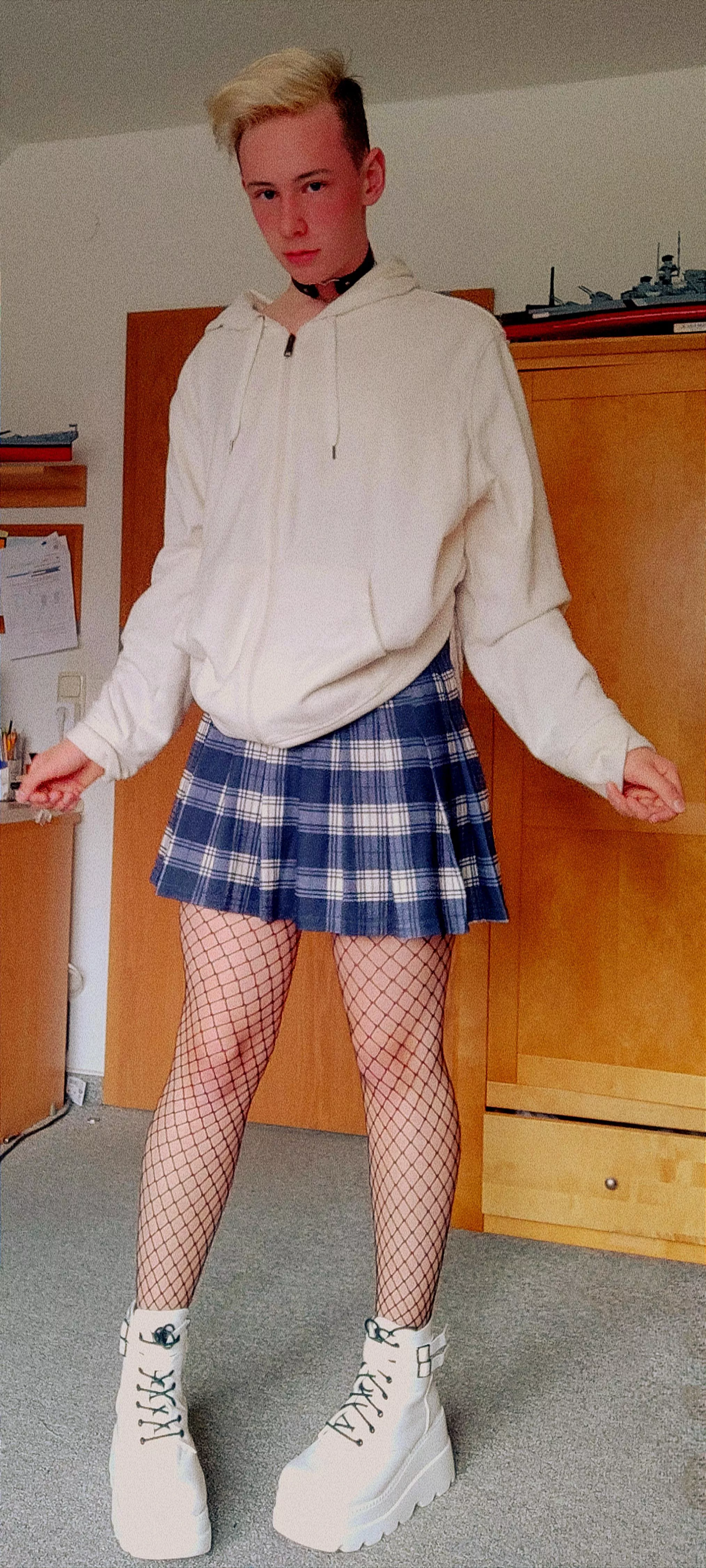 Happy femboy friday everyone uwu. I love this new skirt.