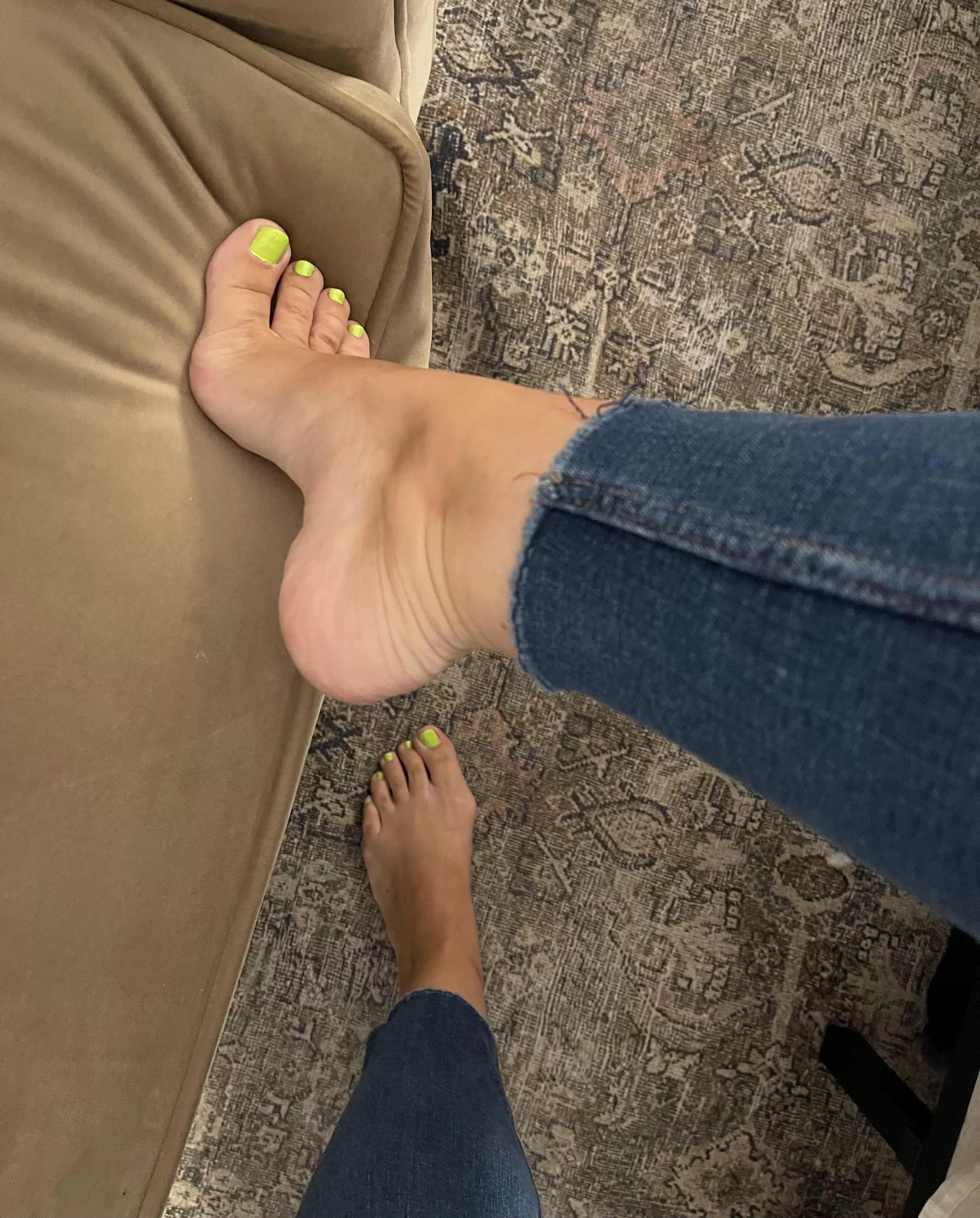 Happy Friday. I want you to jerk your cock to my feet this weekend! DM me to chat about it.