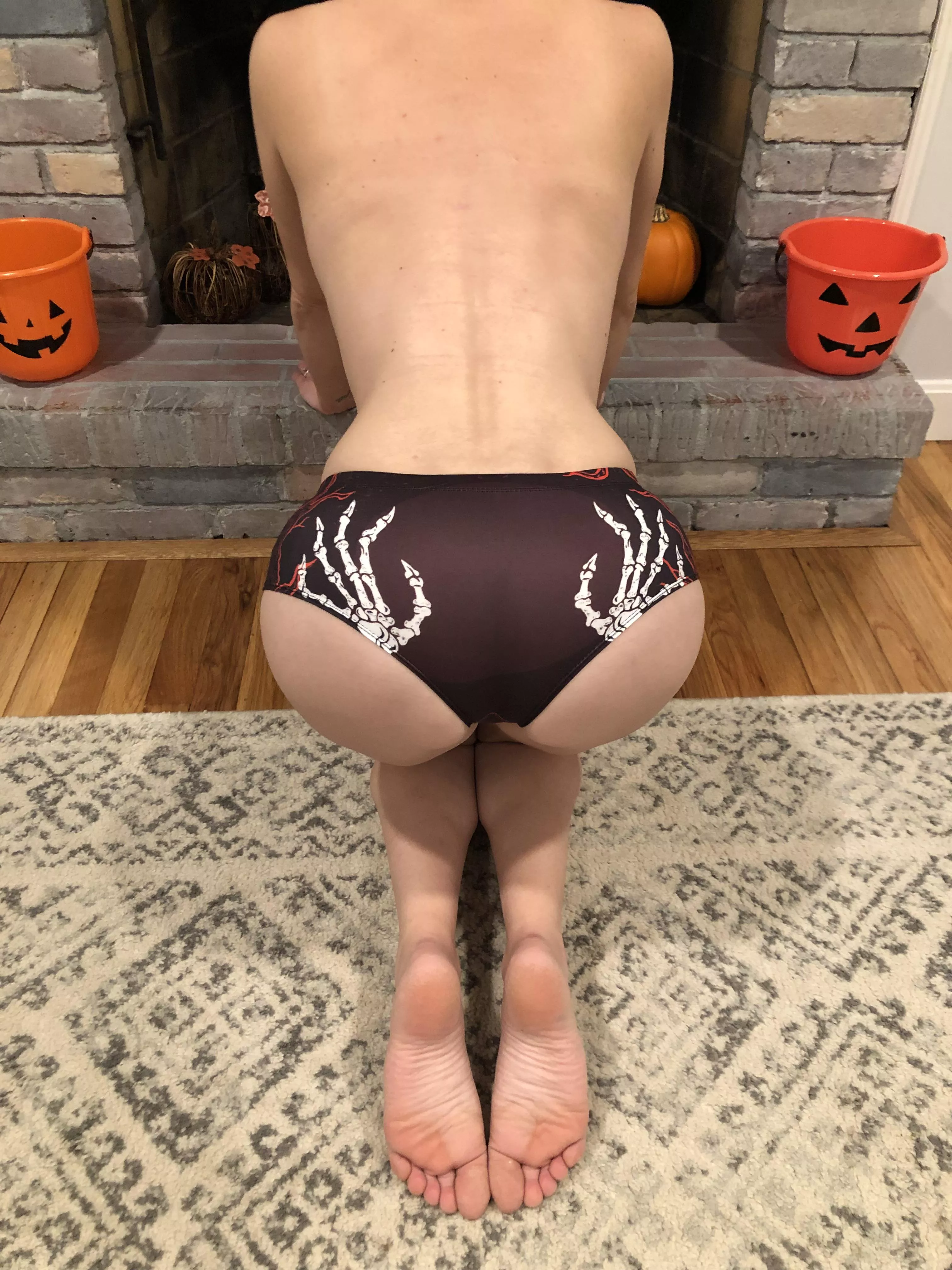 Happy Halloween from your 33y/o MIL[F] neighbor