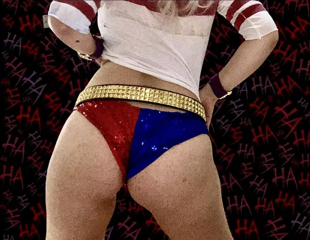 Harley Quinnâ€™s shorts are too short [f]