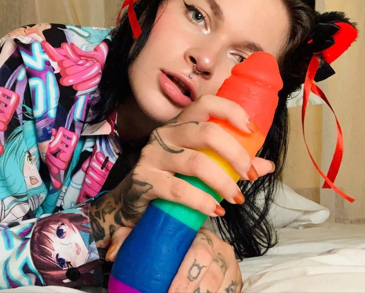 Have you seen how I spread my tight pussy with this large dildo? Check out this video in comments 👇🏻😛