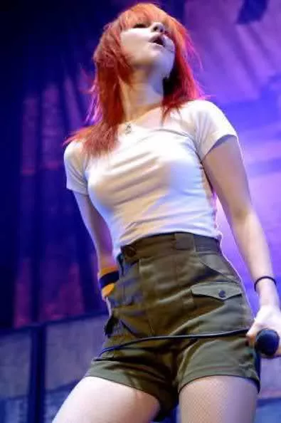 Hayley Williams gets me so hard with those tight clothes, gets me in a mood to make fembois scream in pleasure with my cock