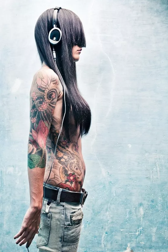 Headphones, tattoos and long bangs (x-post from /r/hotchickswithtattoos)