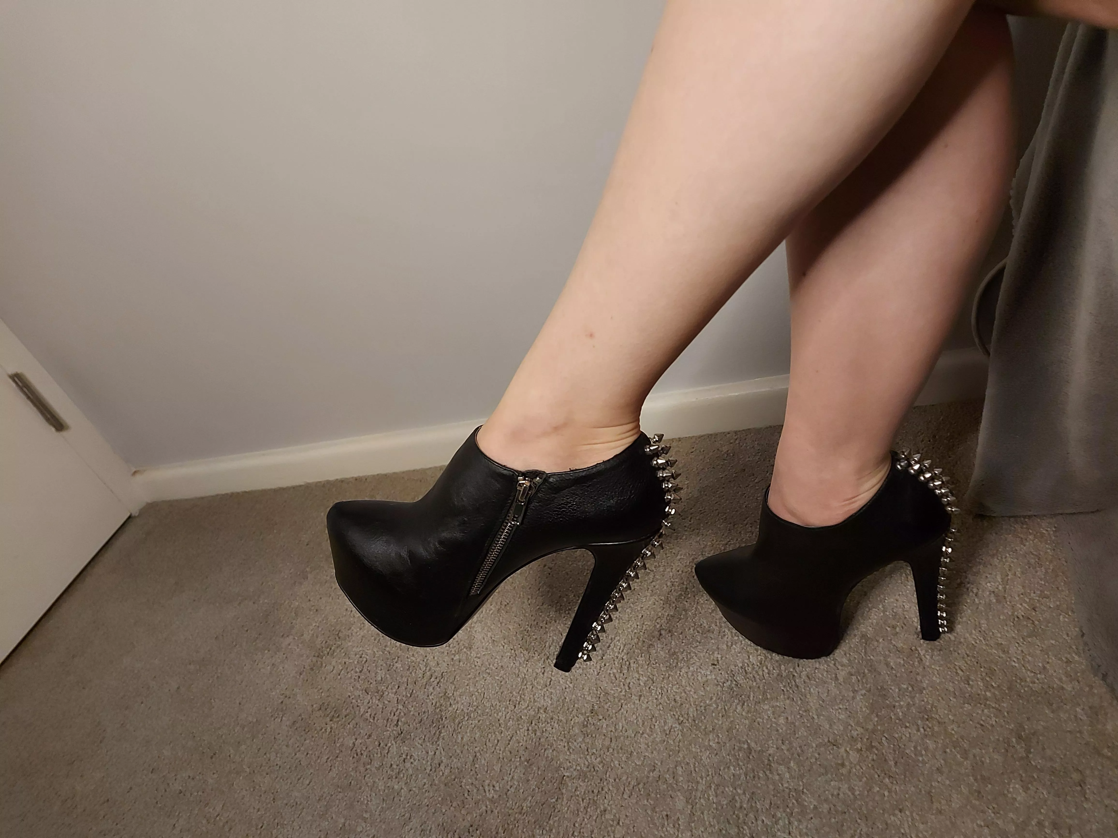 Heels with spikes are my favorite 😍