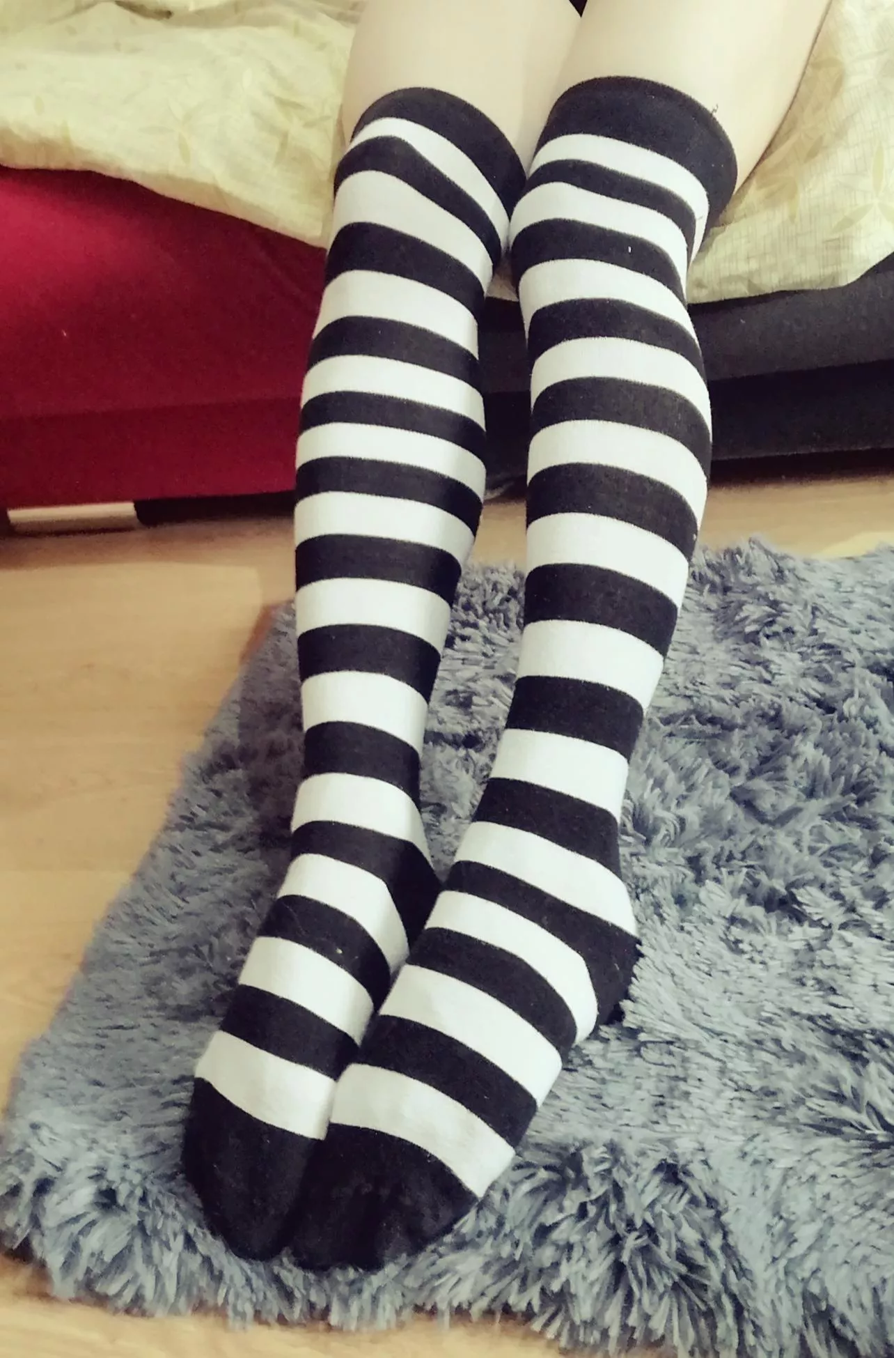 Hehe I'm rly obsessed with black and white stripes on my legs ^^