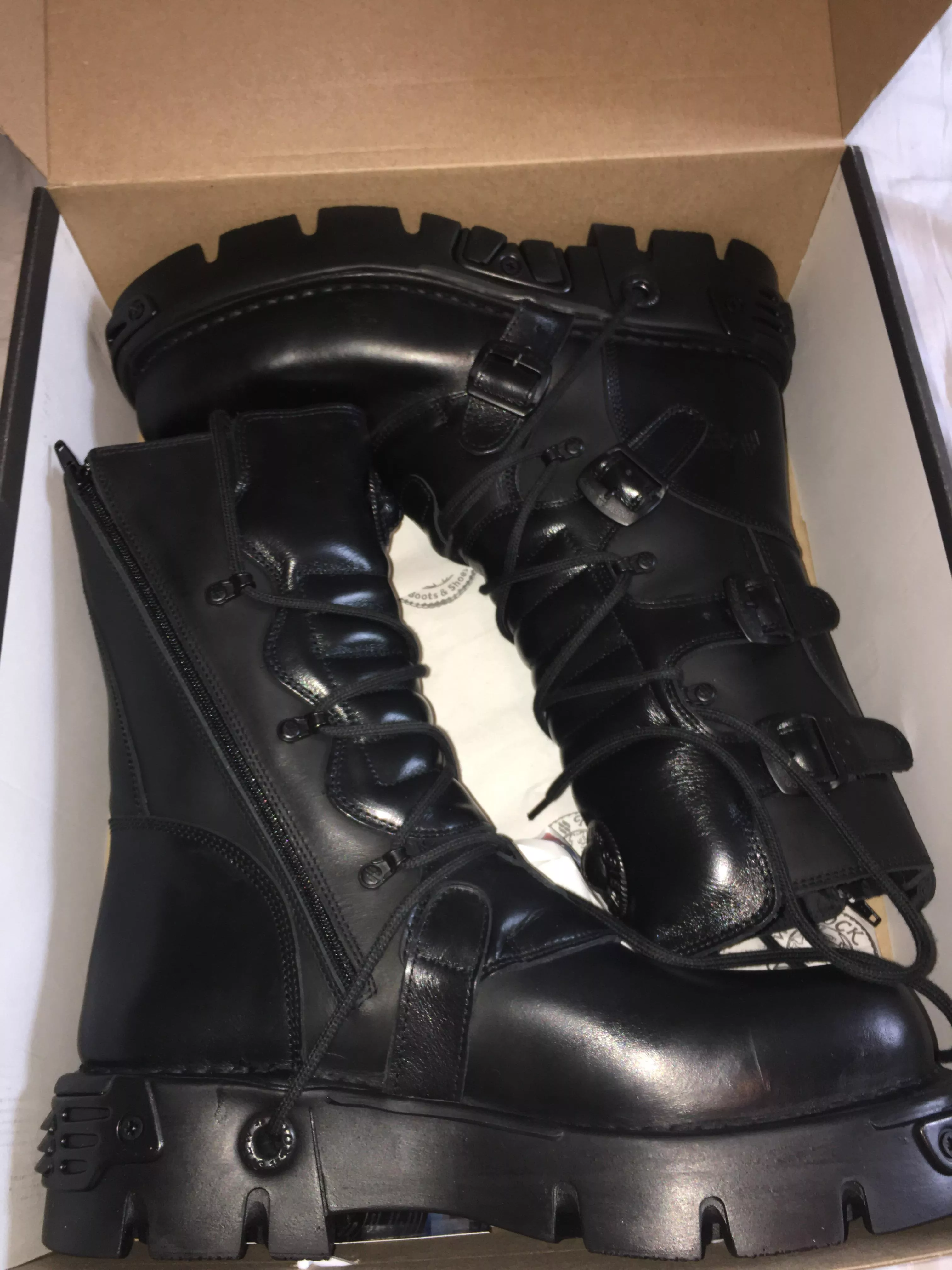 Hello my fellow humans who also enjoy the simple pleasure of good boots, these are my favourites, the newrockâ€™s nomada black!