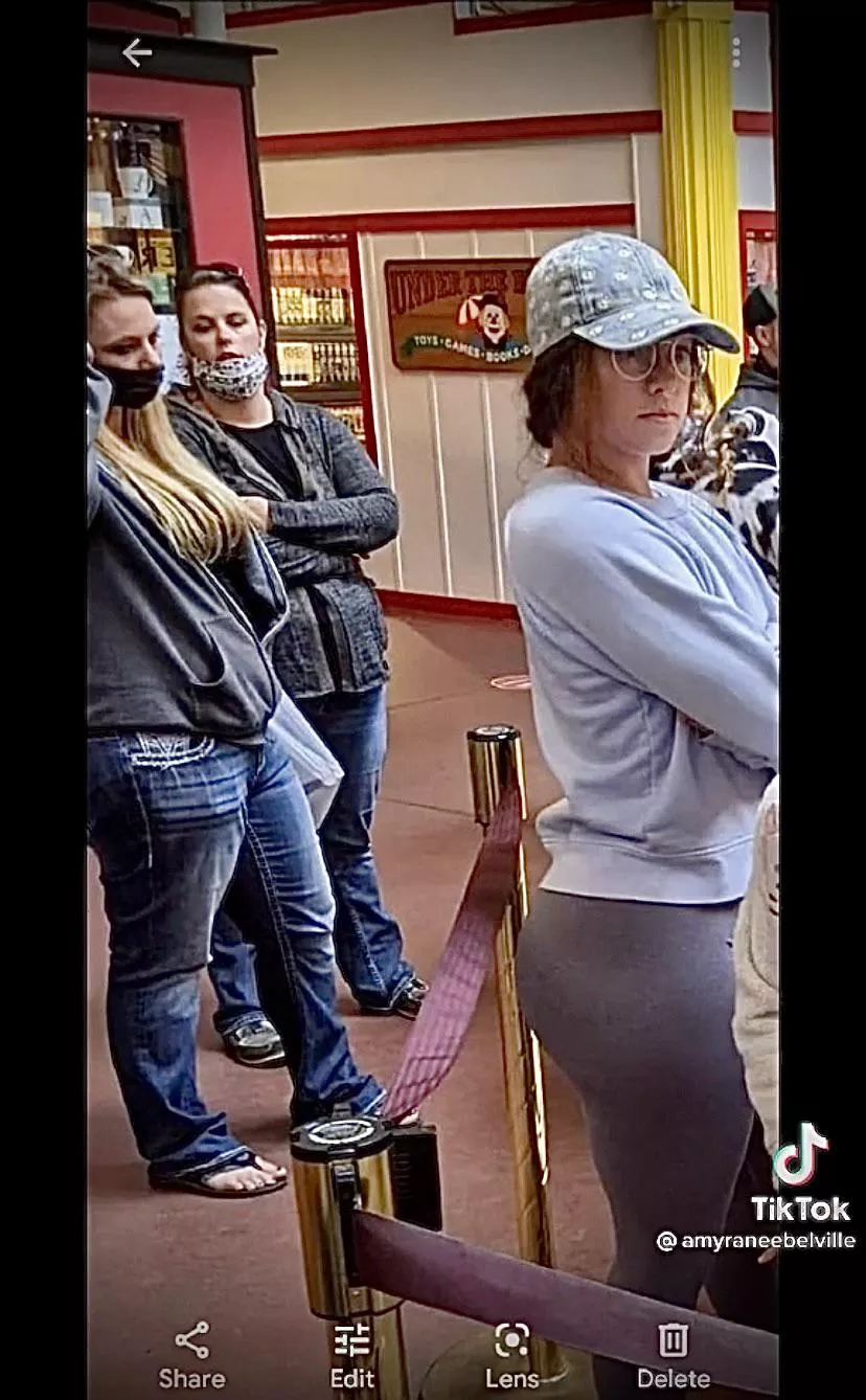 Her Ass In Leggings Has Other Girls StaringðŸ‘ðŸ‘€