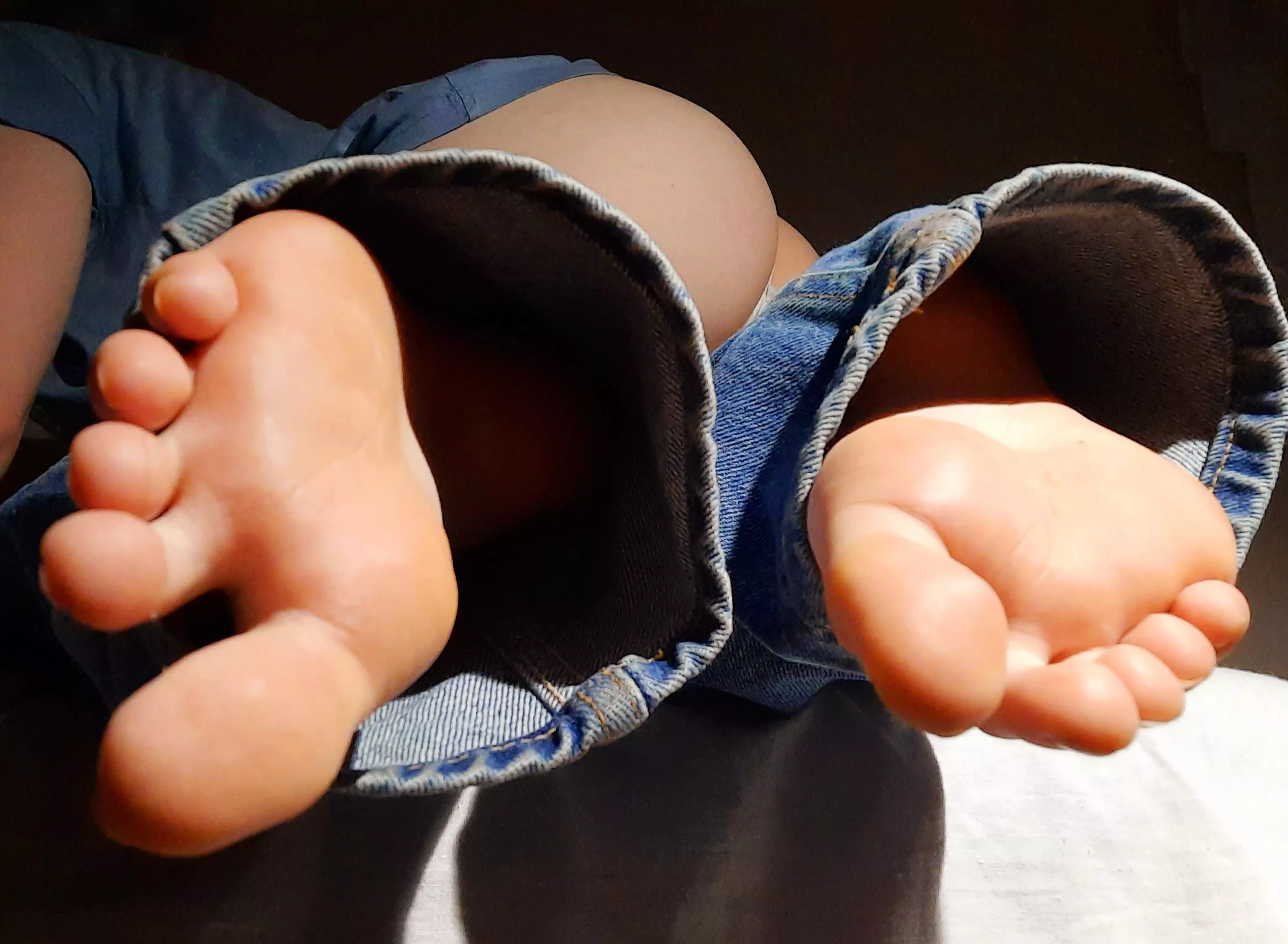 Here to make you lose NNN with my denim soles ðŸ˜ Day eleven, toes close up, but with a sneaky butt shot ðŸ§¡