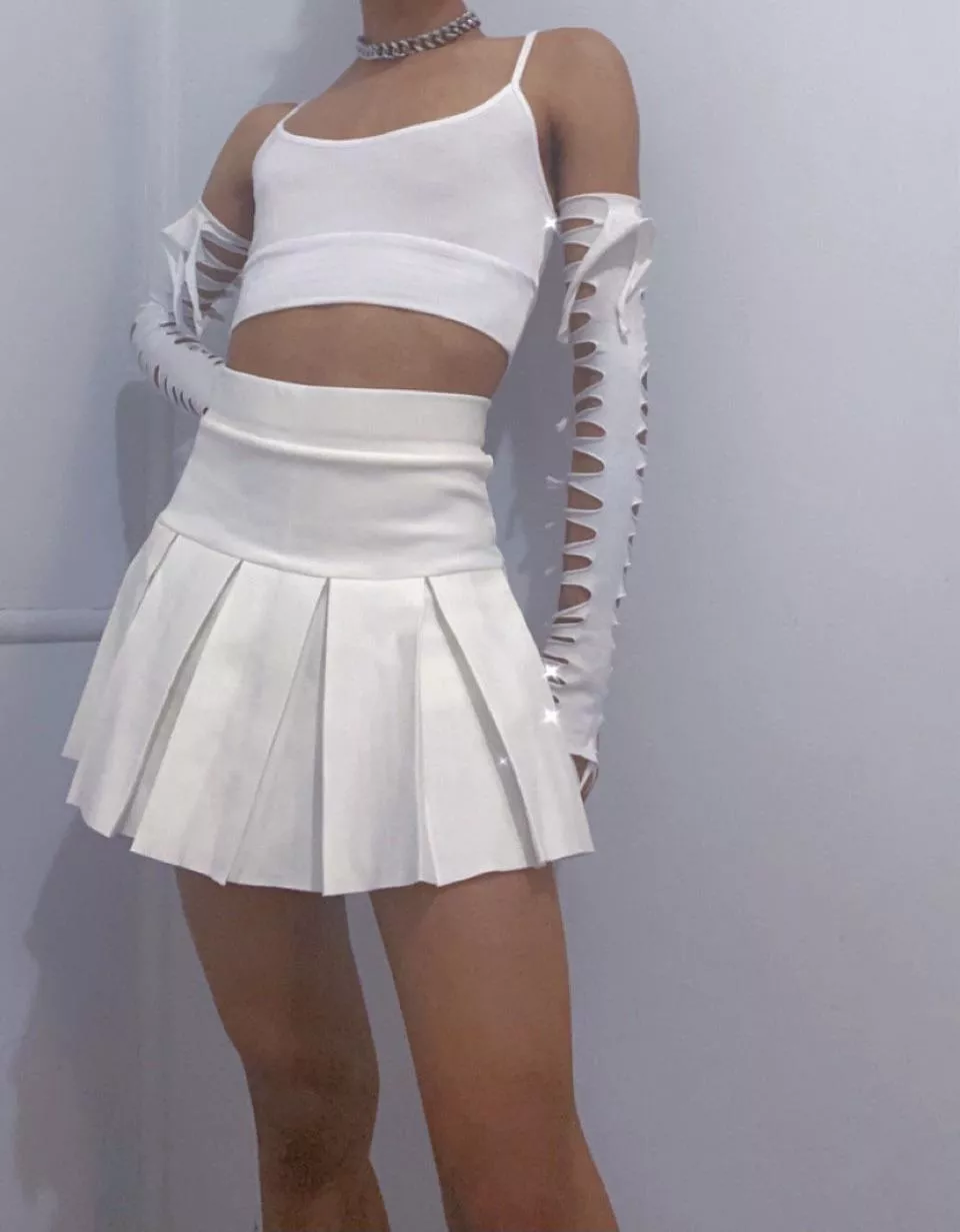 Hey so ummmâ€¦ do you like my all white outfit? ðŸ‘‰ðŸ‘ˆ