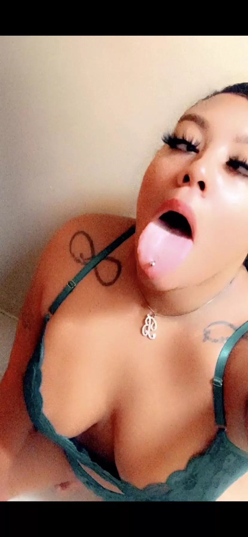 Hi daddy ðŸ’‹ Big tits & ass melanin goddess at your service . Always available for chat so cum show me what youâ€™ve got ðŸ† ðŸ¤¤. link in comments