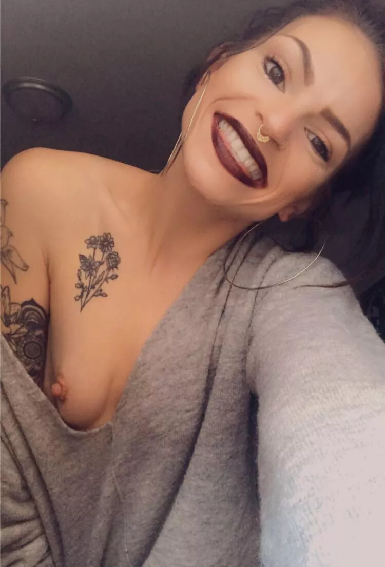 Hi I’m Nadia! Come check out my fresh, unique content 🖤🔥