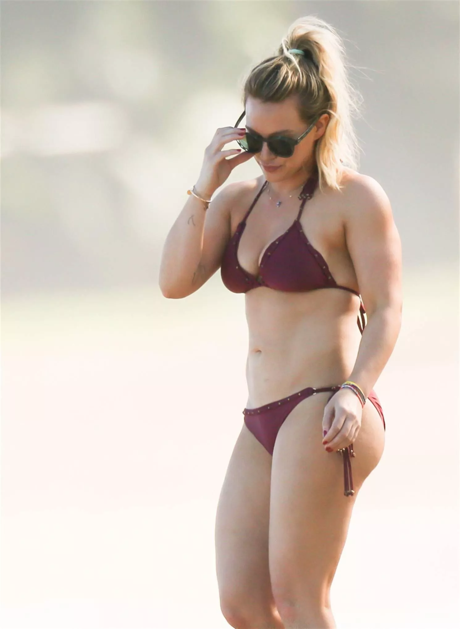 Hilary Duff has me going crazy, need bud to give me a joi or a bi bud to get freaky with for her.