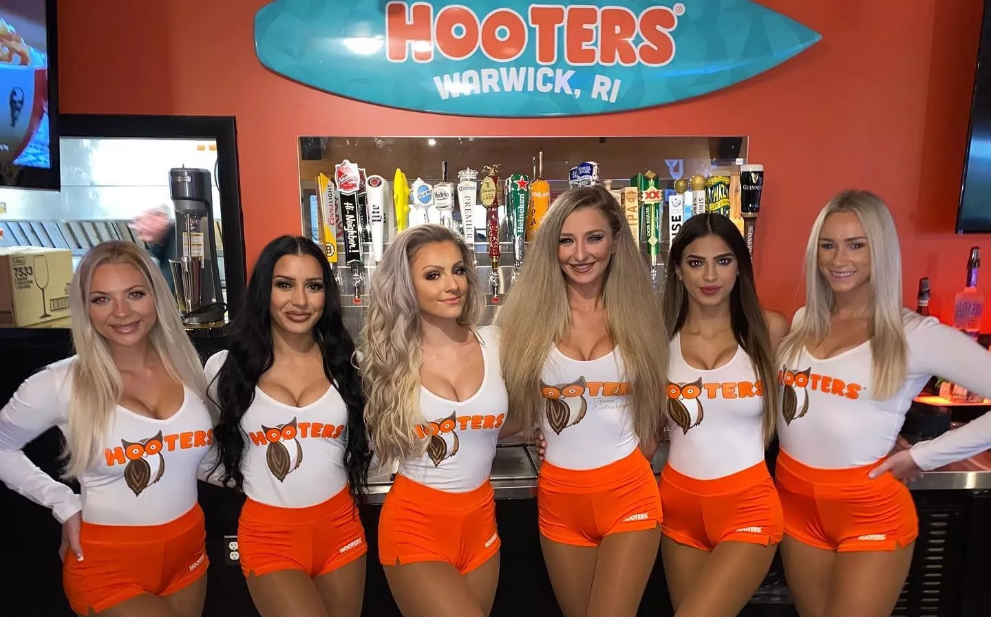 Hooters, RI