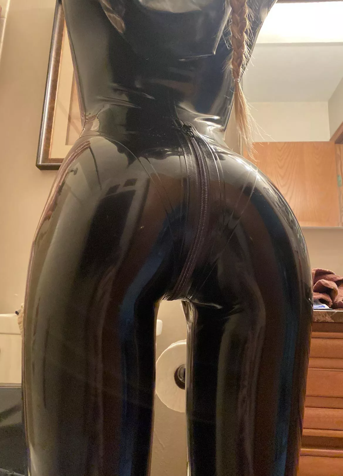 Hope your day is as lovely as my shiny ass😉😘