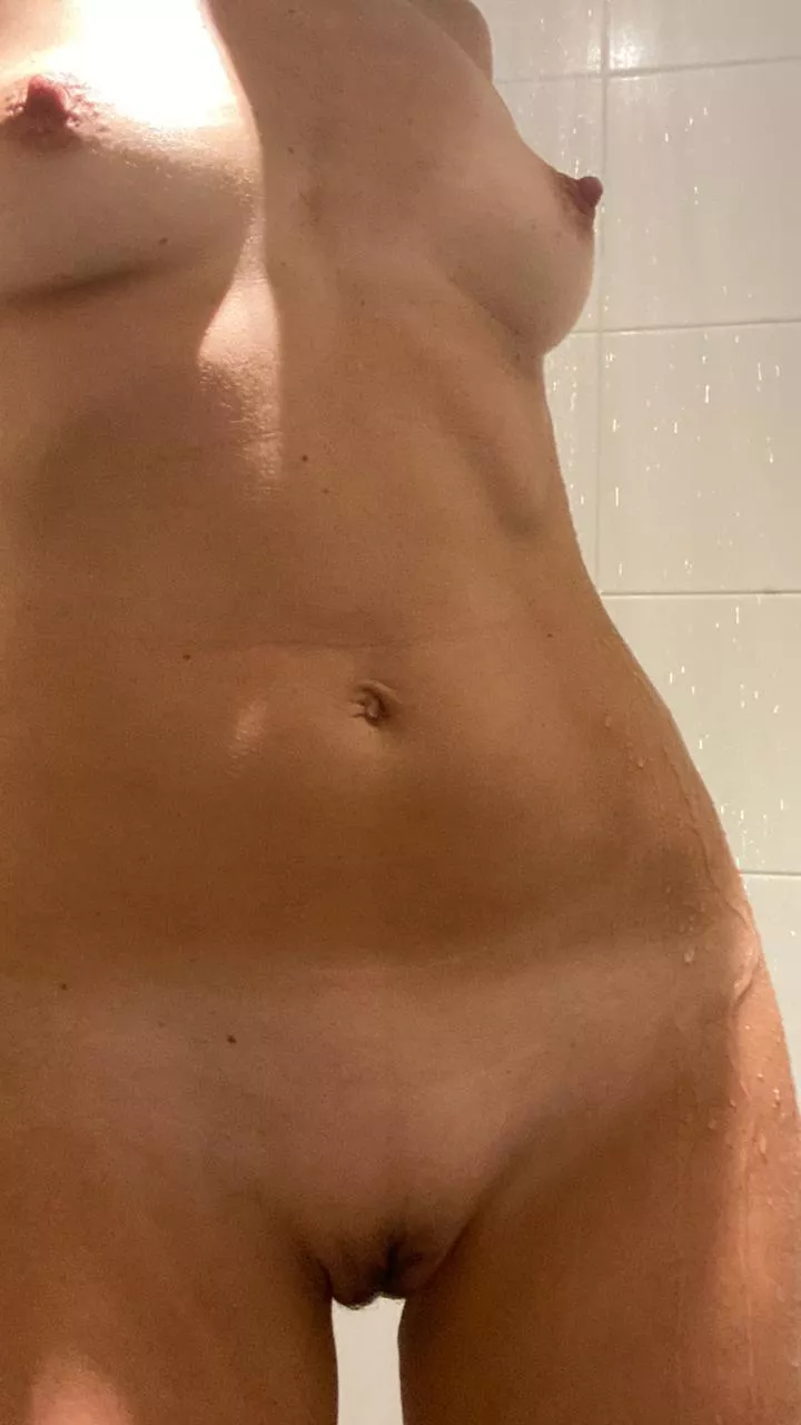 Hot bulls! Cock this pic and I'll feed you my milf gf until you cum tribute. Can show face! Kik Norw833