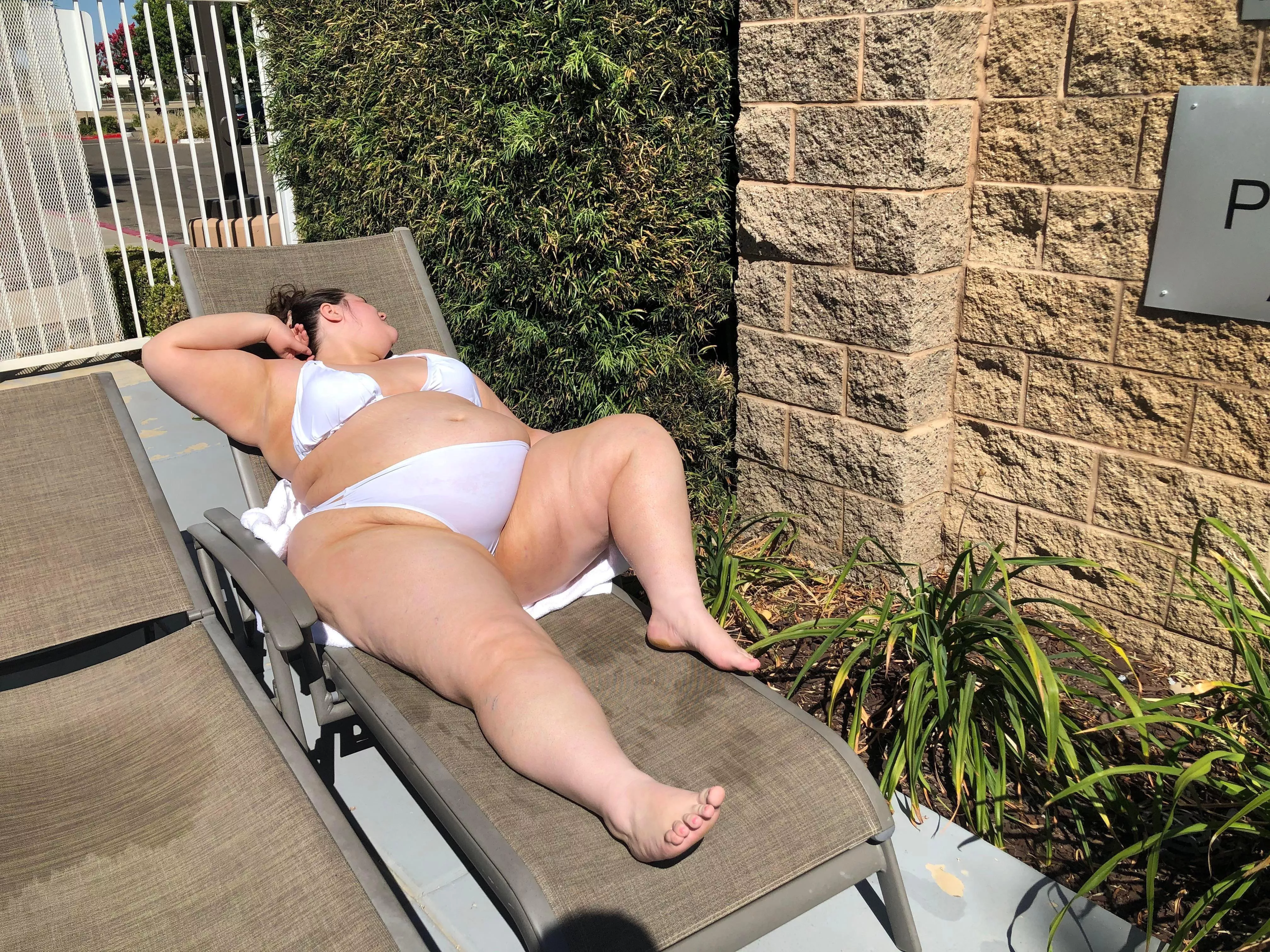 Hot sun, even hotter BBW