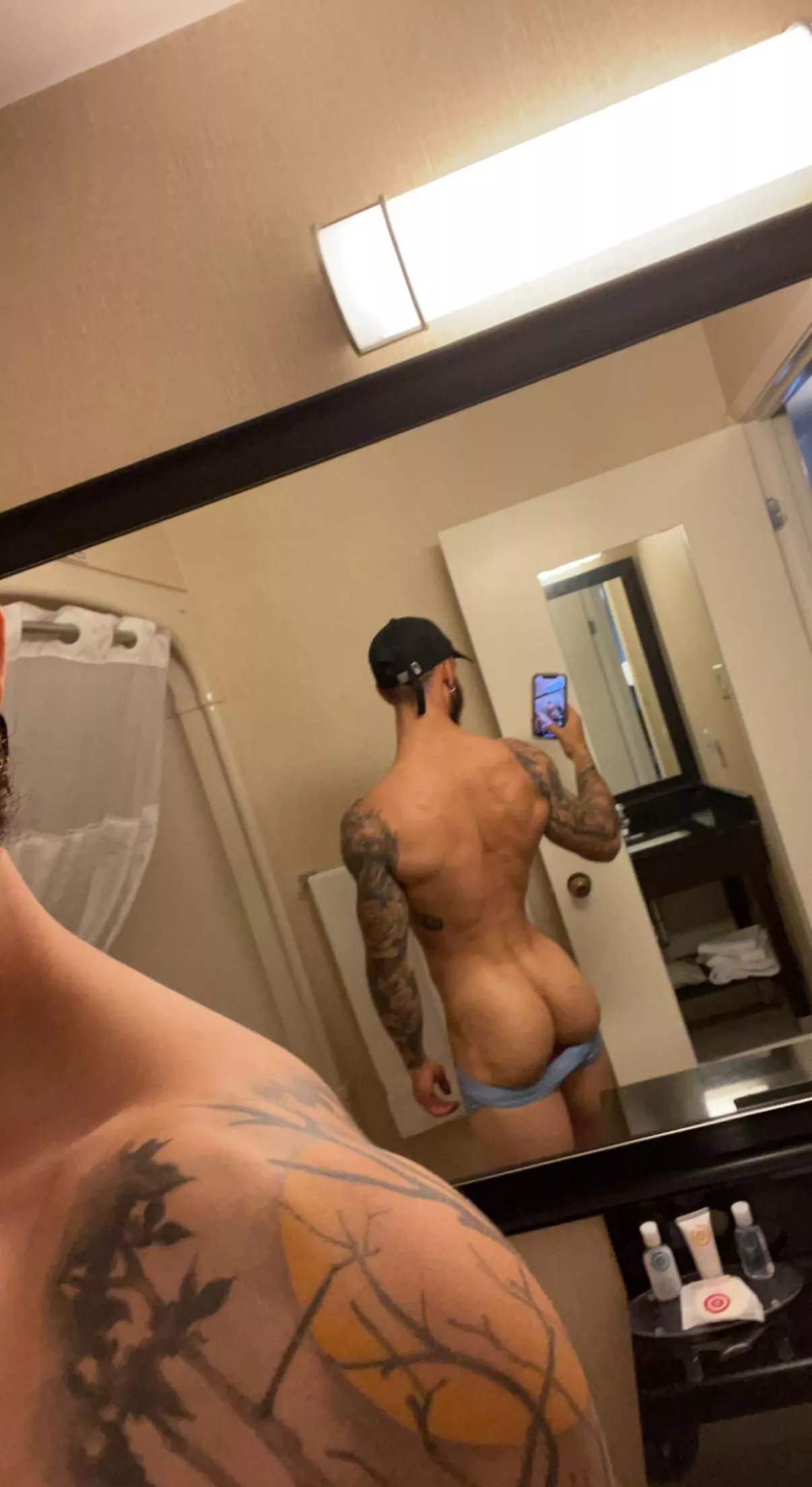 How does [m]y ass look? ðŸ˜