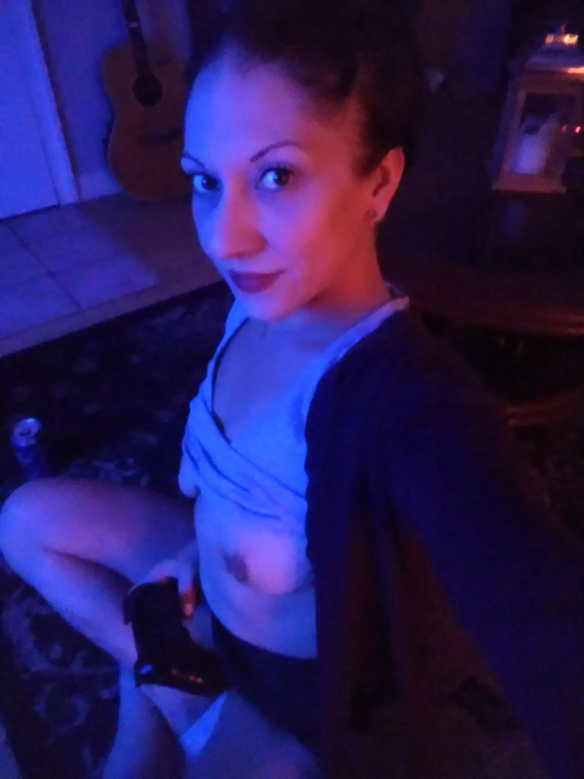 How does one destress?! ...besides an orgasm obviously lol some call of duty and Pabst cause I like cheap strong beer hahah ðŸ˜¬ added boobies for fun lol ðŸ˜˜ (f) happy Tuesday ðŸ¤Ÿ