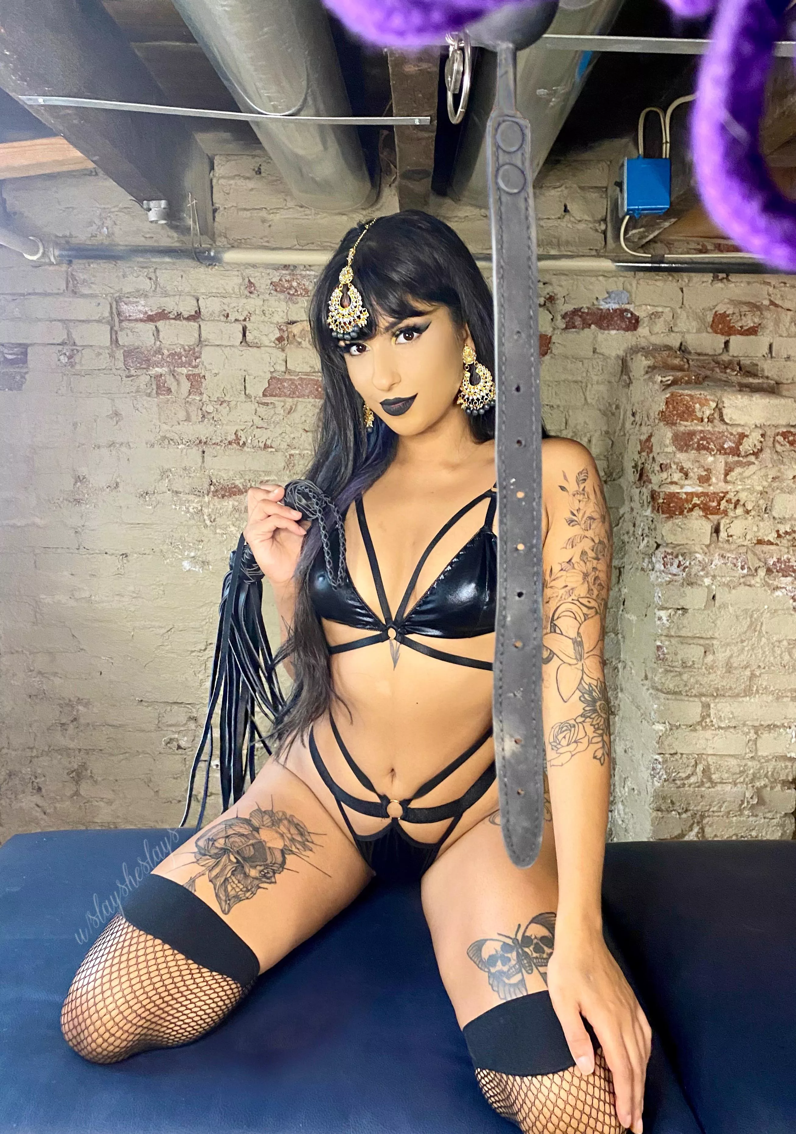 How does this sub feel about Indian goth sluts? 😼