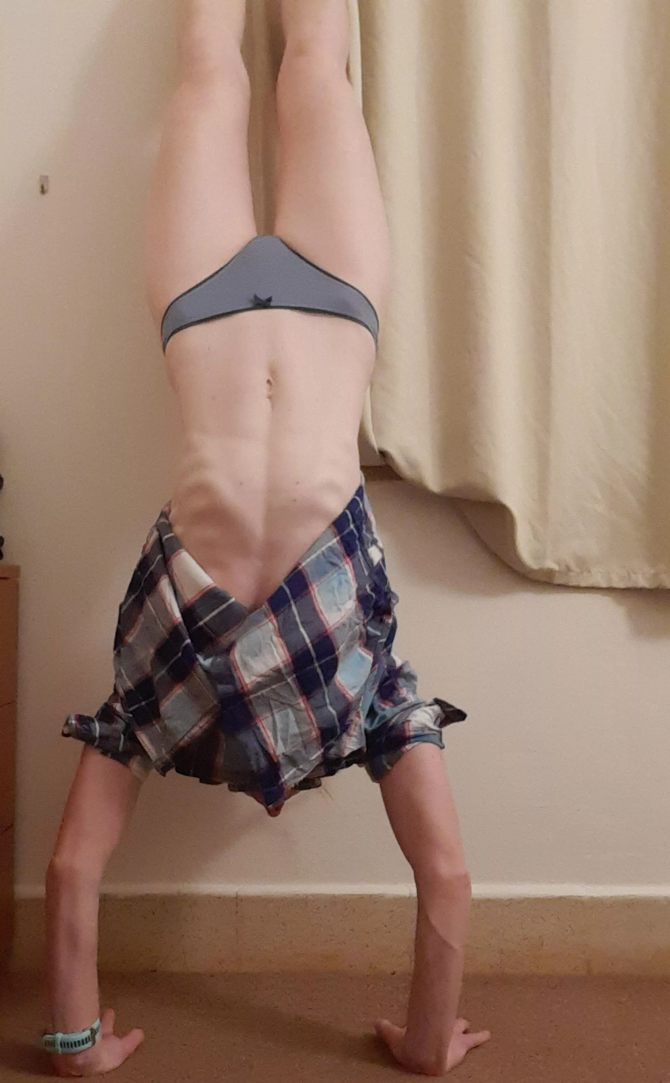 How's my handstand technique? [f] [36]