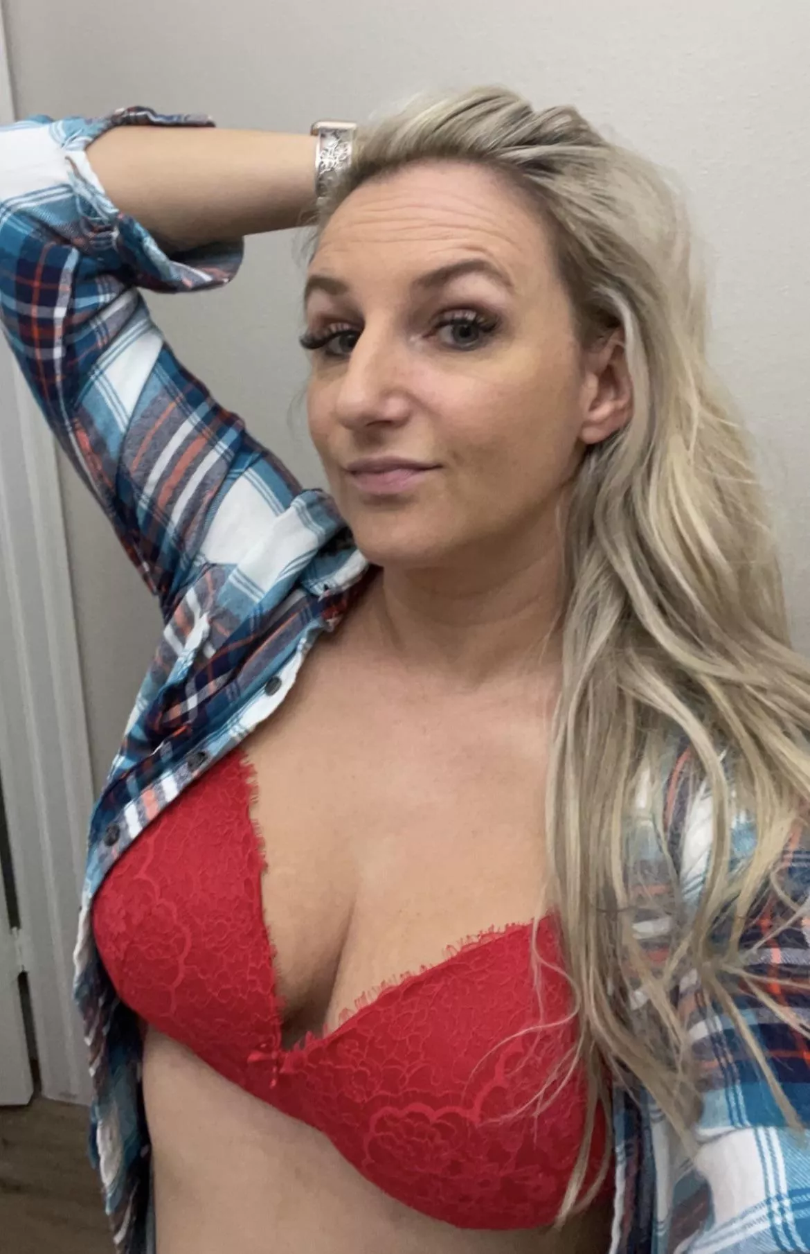 I absolutely love flannel season. Mom of 2 teen boys. 36 DD [OC]