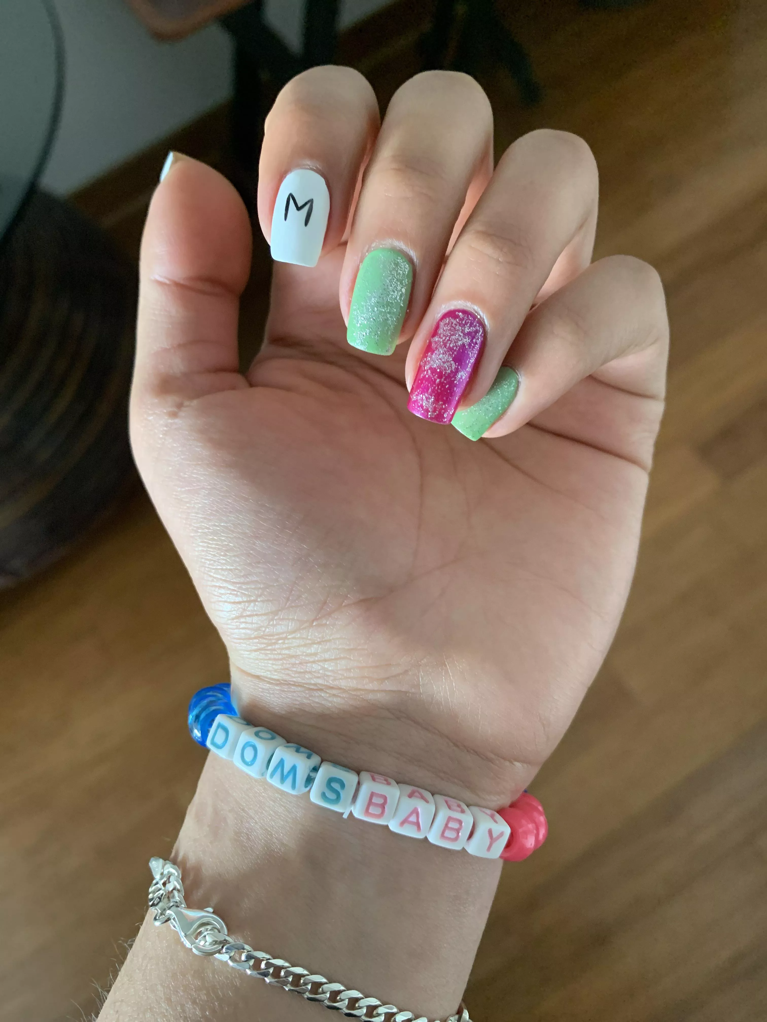 I always go with my daddy markâ€¦can be a bracelet or a collar but itâ€™s so cute to remember him anywhere along my day. It matches my nails too ðŸ±. Do u wear any collar or bracelets?