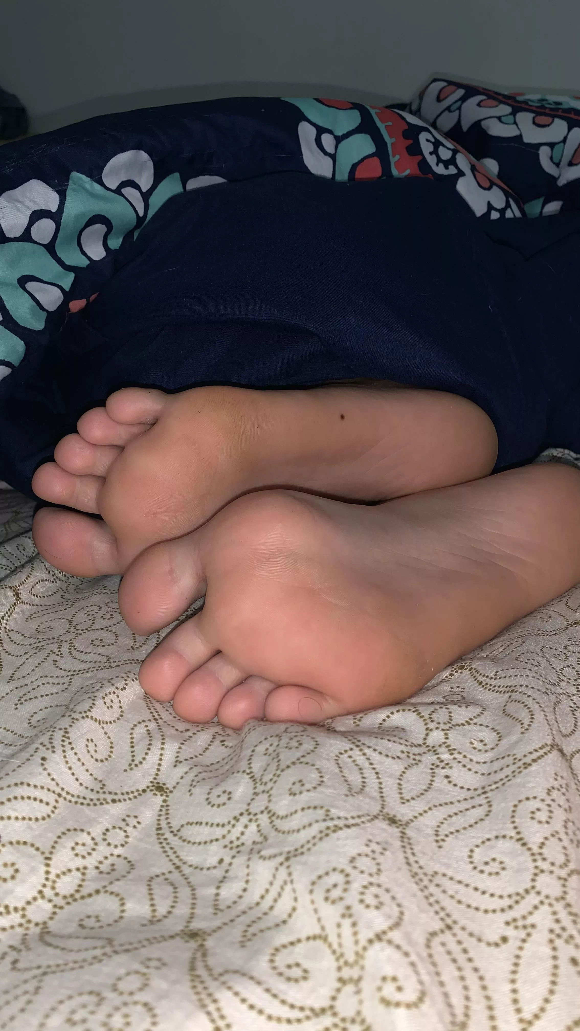 I bet you wish these feet were n your faceâ˜ºï¸ðŸ’•