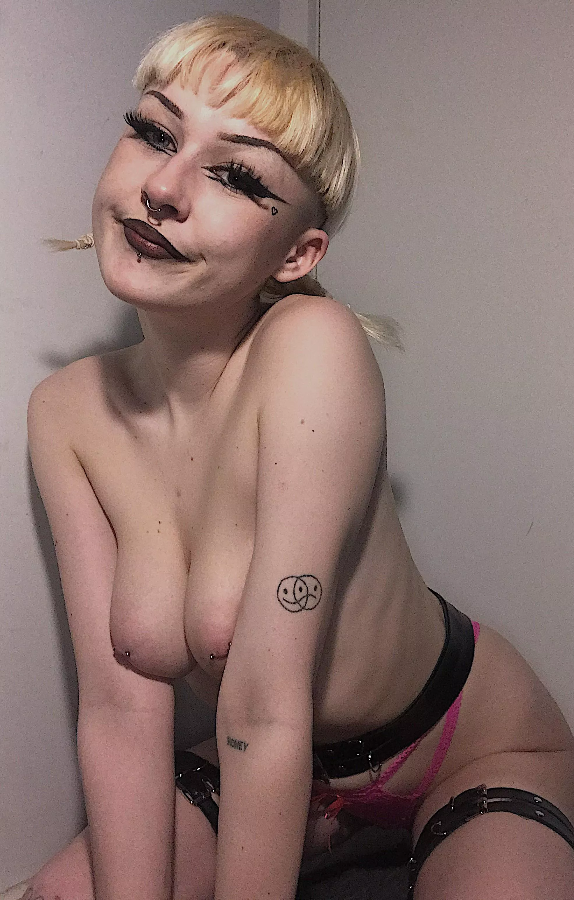 i canâ€™t say to get filler but would you fuck my cute lil mouth now? ðŸ–¤