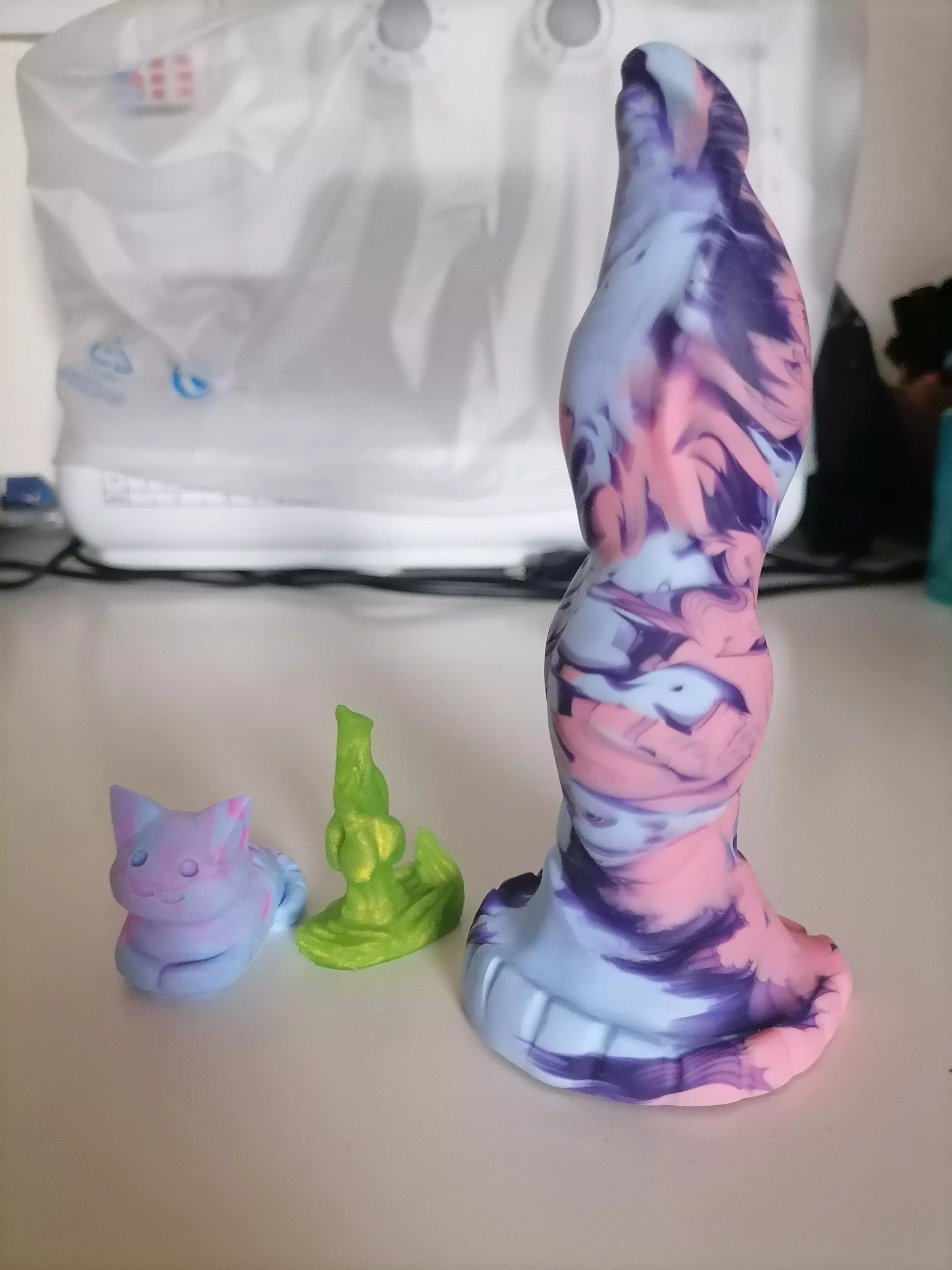 I decided on buying from Neotori for my first toy and I'm so in love with my small Theotolax! Can't wait to get some peace and quiet :D