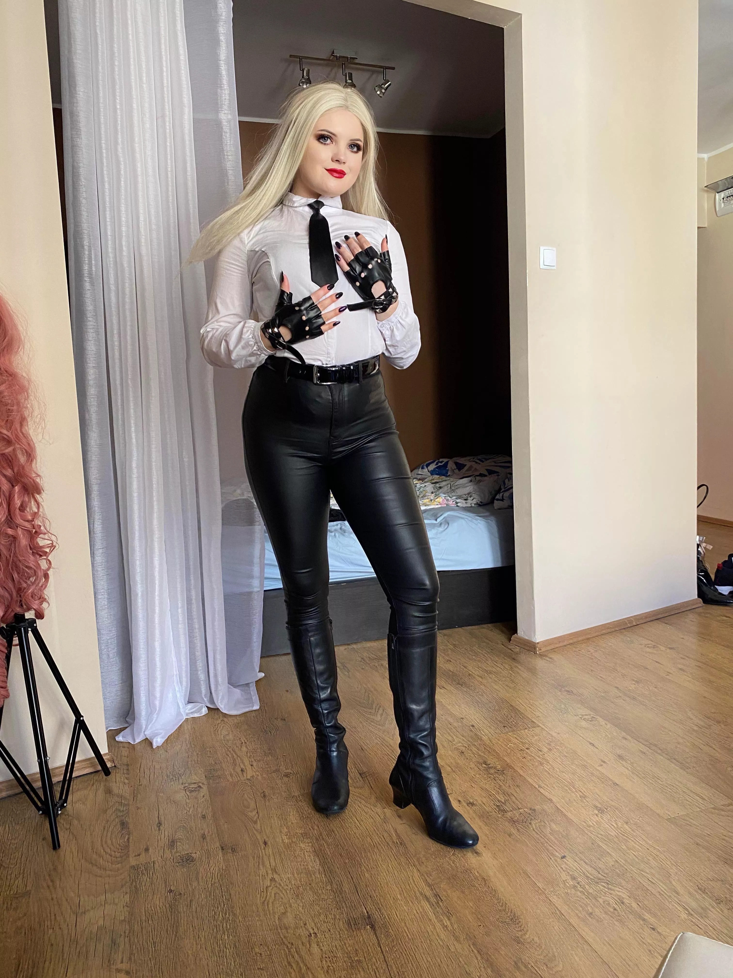 I feel so dominant in my leather pants 😈