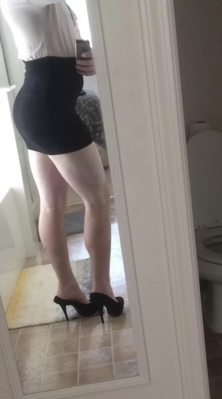 I found an old pic of me crossdressing in my old roommateâ€™s clothes! I love how curvy I look!ðŸ˜