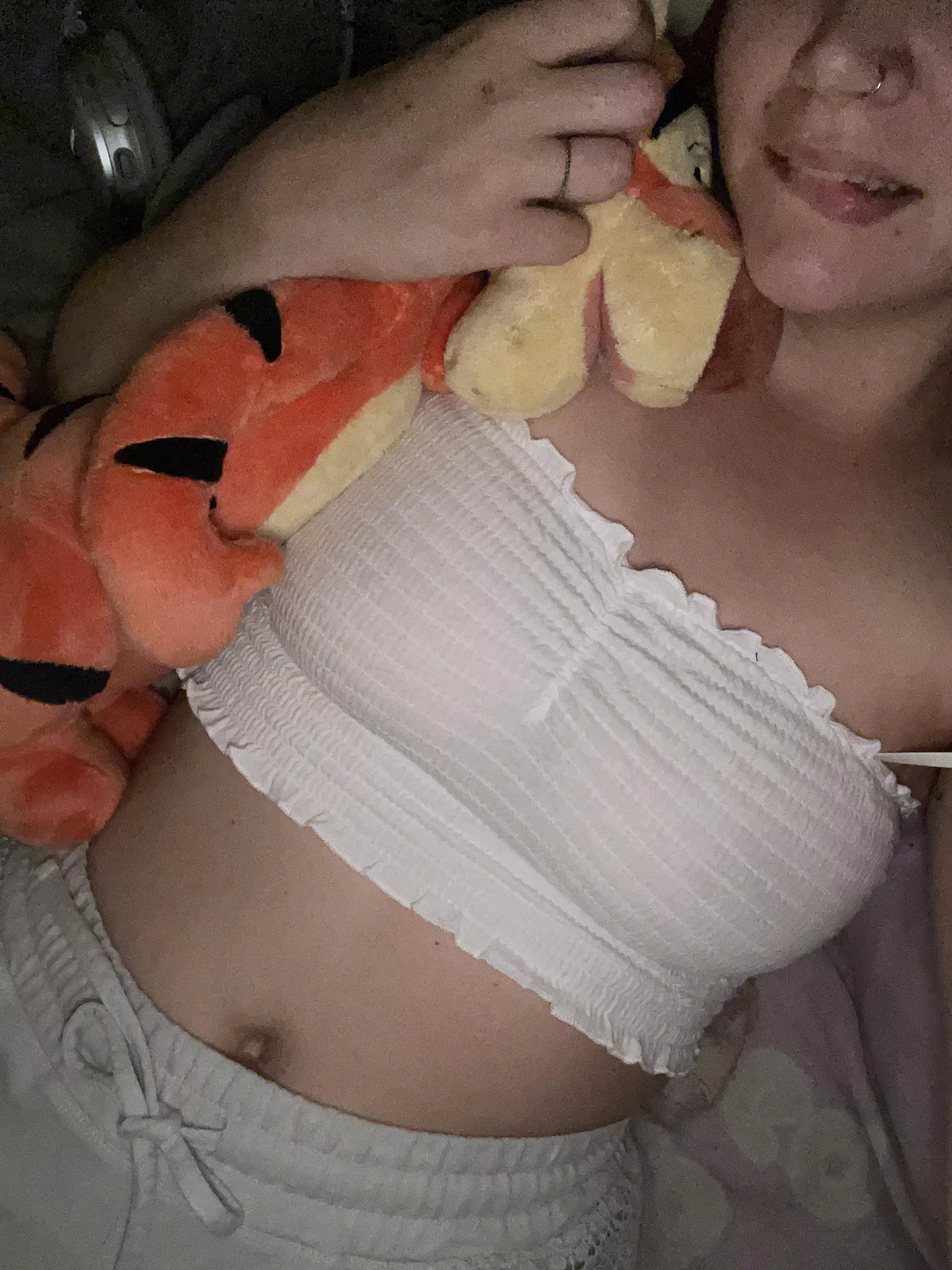 I get to cuddle tigger in my new top ☺️