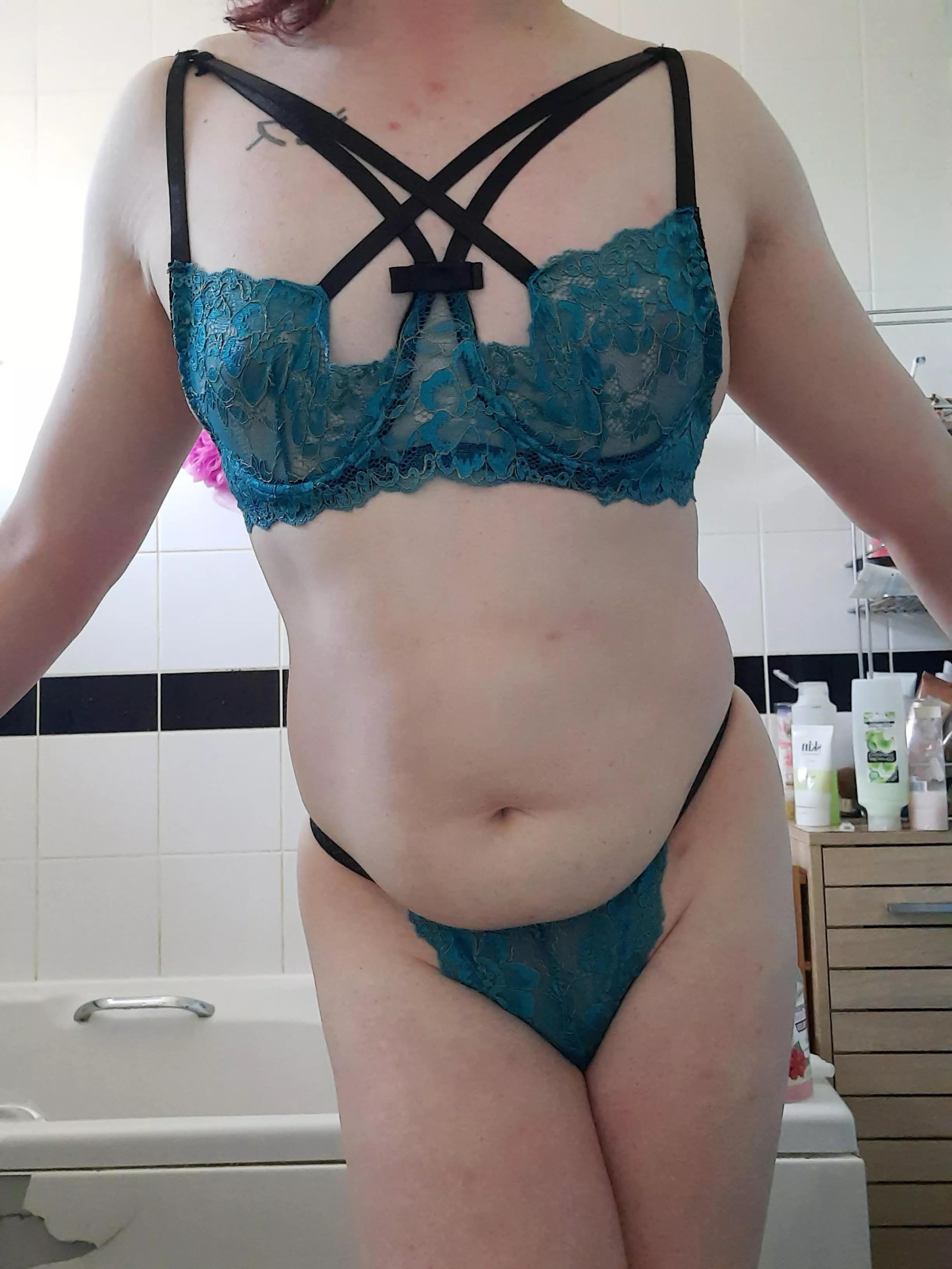 I got some new underwear recently, I love this colour on me.