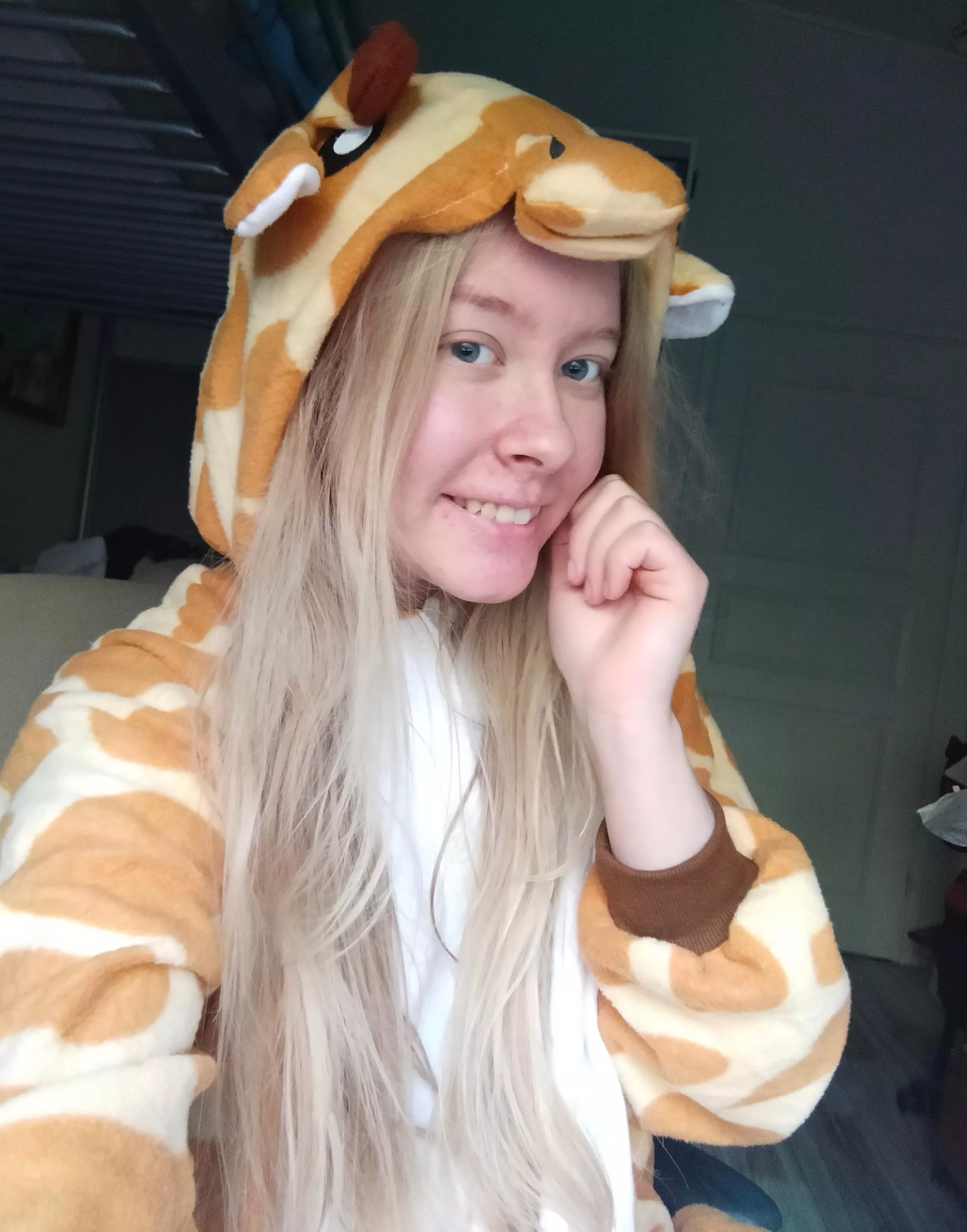 I hope everyone has a happy day 🦒🧡