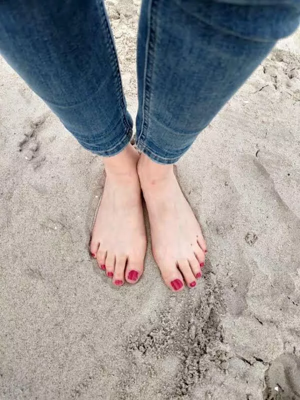 I hope you donâ€™t mind my feet are a bit sandy? ðŸ™ˆ