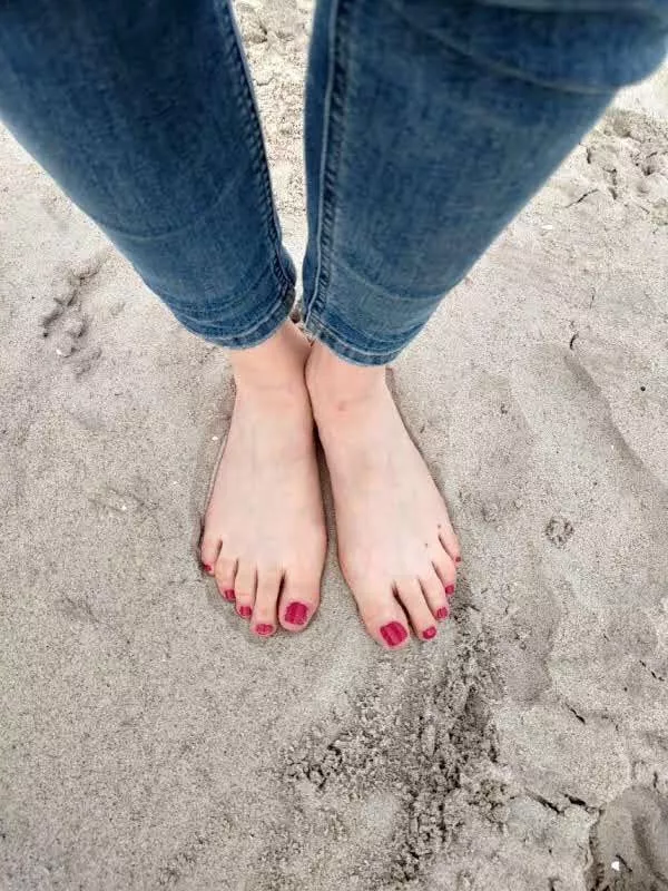 I hope you don’t mind my feet are a bit sandy? 🙈