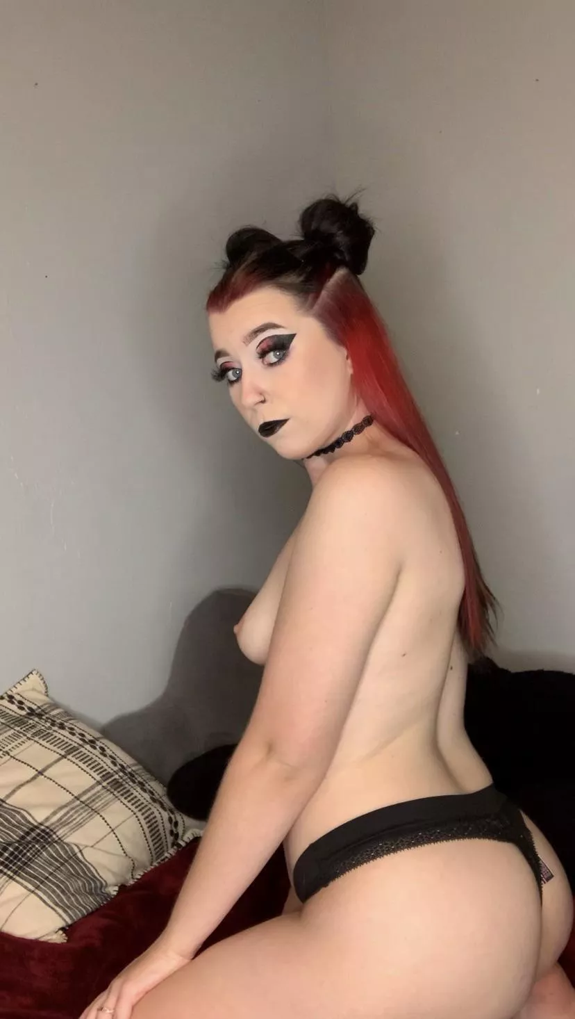 I just want to be your new favorite goth slut 😈