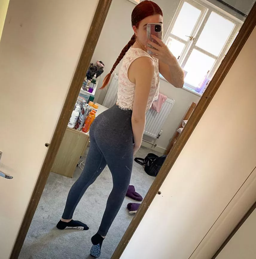 I know how good my booty looks in these yoga pants