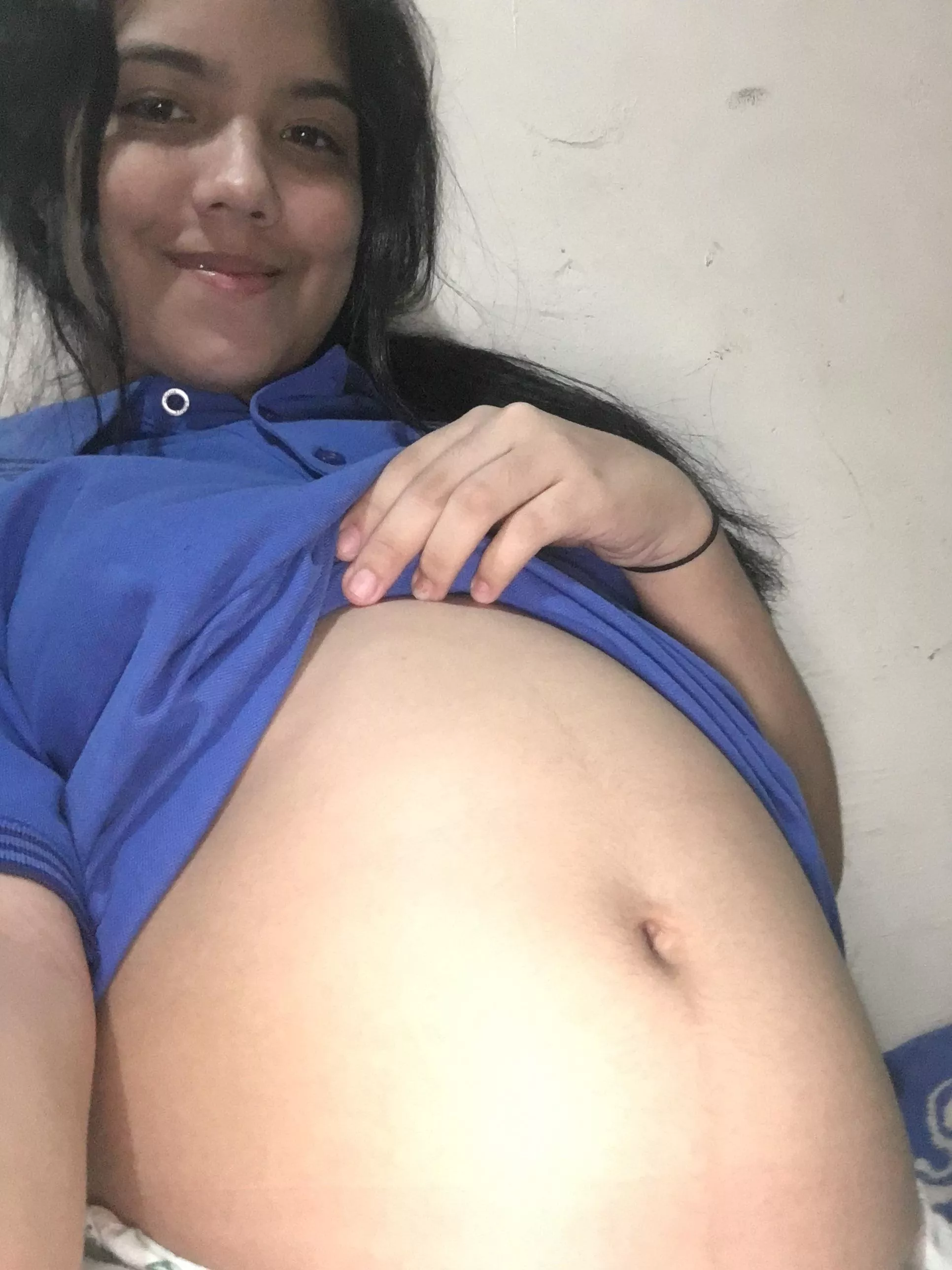 I like to stay with my belly like this, after eating a lot of junk food, I'm looking for more challengesðŸ˜ˆ Kik gamezmichelle04