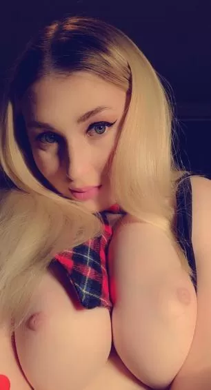 I love being a big titty blonde😋