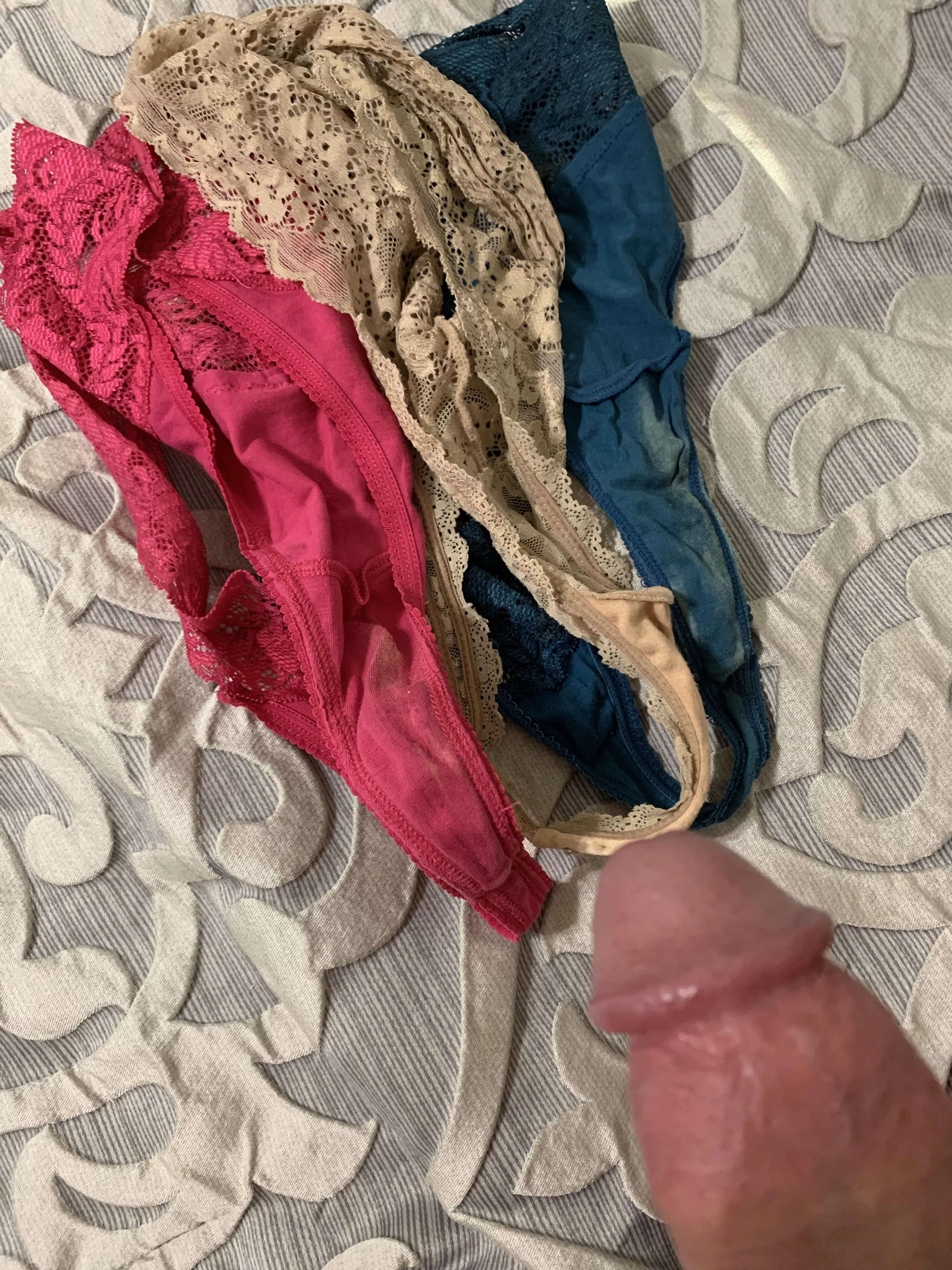 I love her dirty panties. Mmmm.